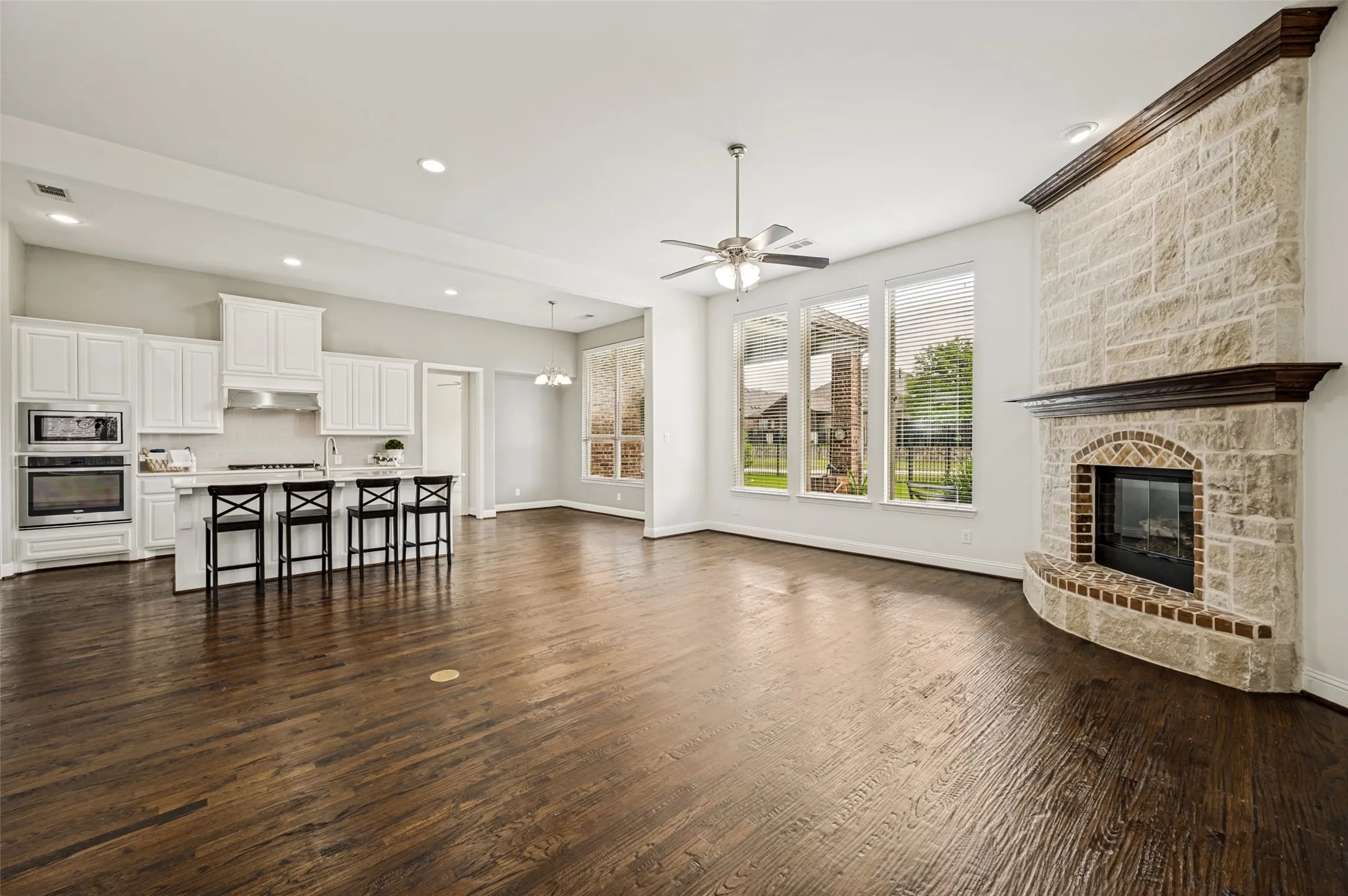 Open concept living area with kitchen, breakfast