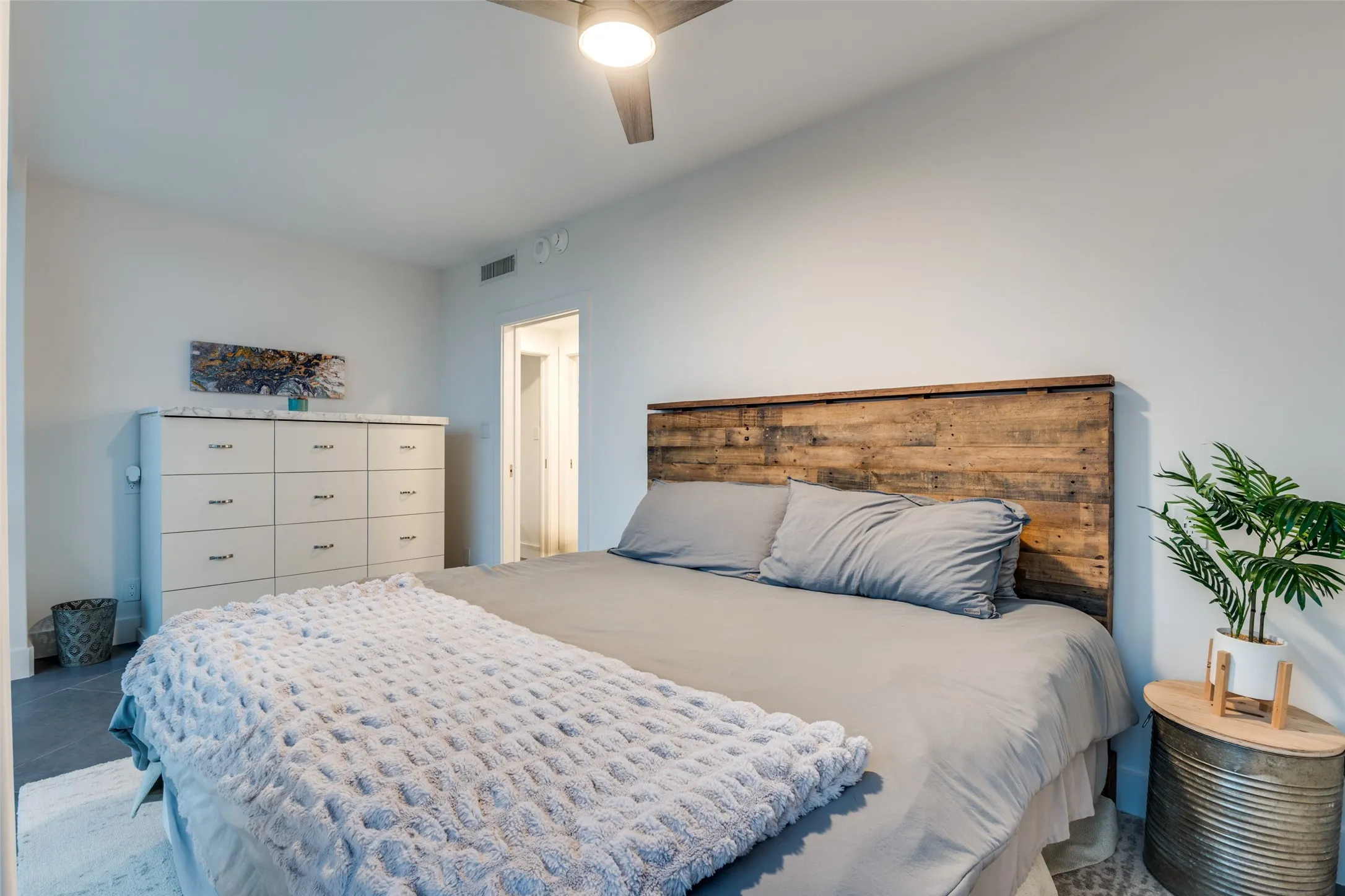 Condominium For Sale in Dallas County , 6211 W Northwest Highway 601, Dallas, Texas 75225, 2 Bedroom, 3 Bathroom, 2 Garage spaces, 1,673 Sqft, built in 1966, mls#21393147, Real Estate Agent in Dallas, Homes For Sale in Dallas county, Homes For Sale in Dallas, Realtor in Dallas Texas, Real Estate Brokerage Independent Realty Texas, Luminita Cordes Realtor