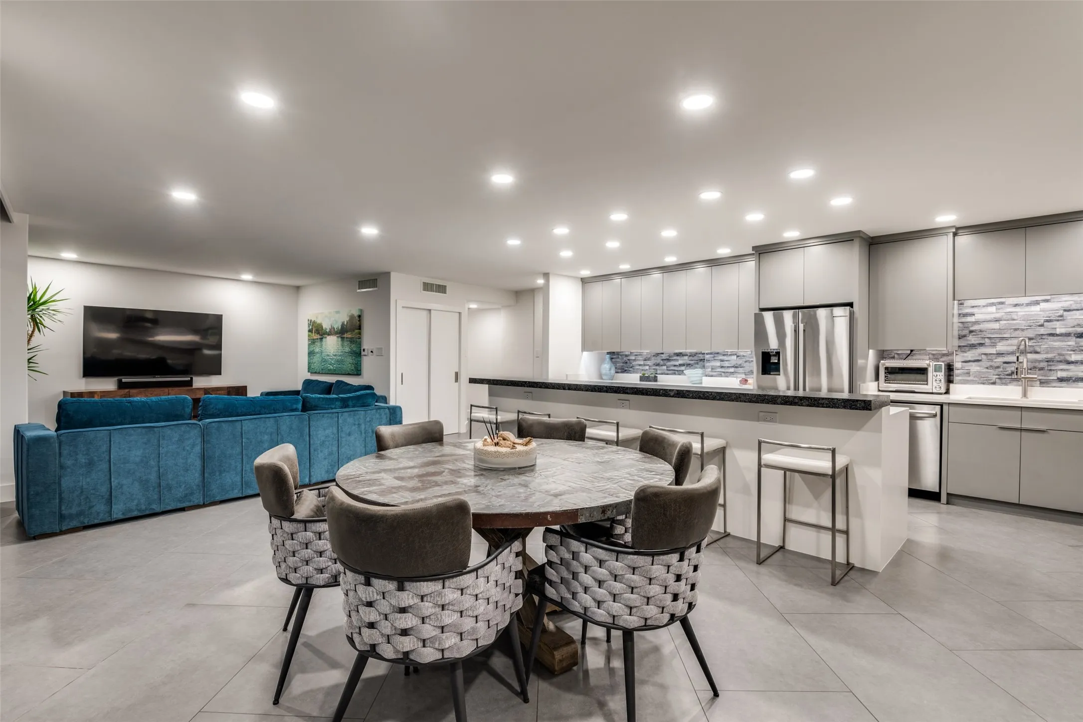 Condominium For Sale in Dallas County , 6211 W Northwest Highway 601, Dallas, Texas 75225, 2 Bedroom, 3 Bathroom, 2 Garage spaces, 1,673 Sqft, built in 1966, mls#21393147, Real Estate Agent in Dallas, Homes For Sale in Dallas county, Homes For Sale in Dallas, Realtor in Dallas Texas, Real Estate Brokerage Independent Realty Texas, Luminita Cordes Realtor