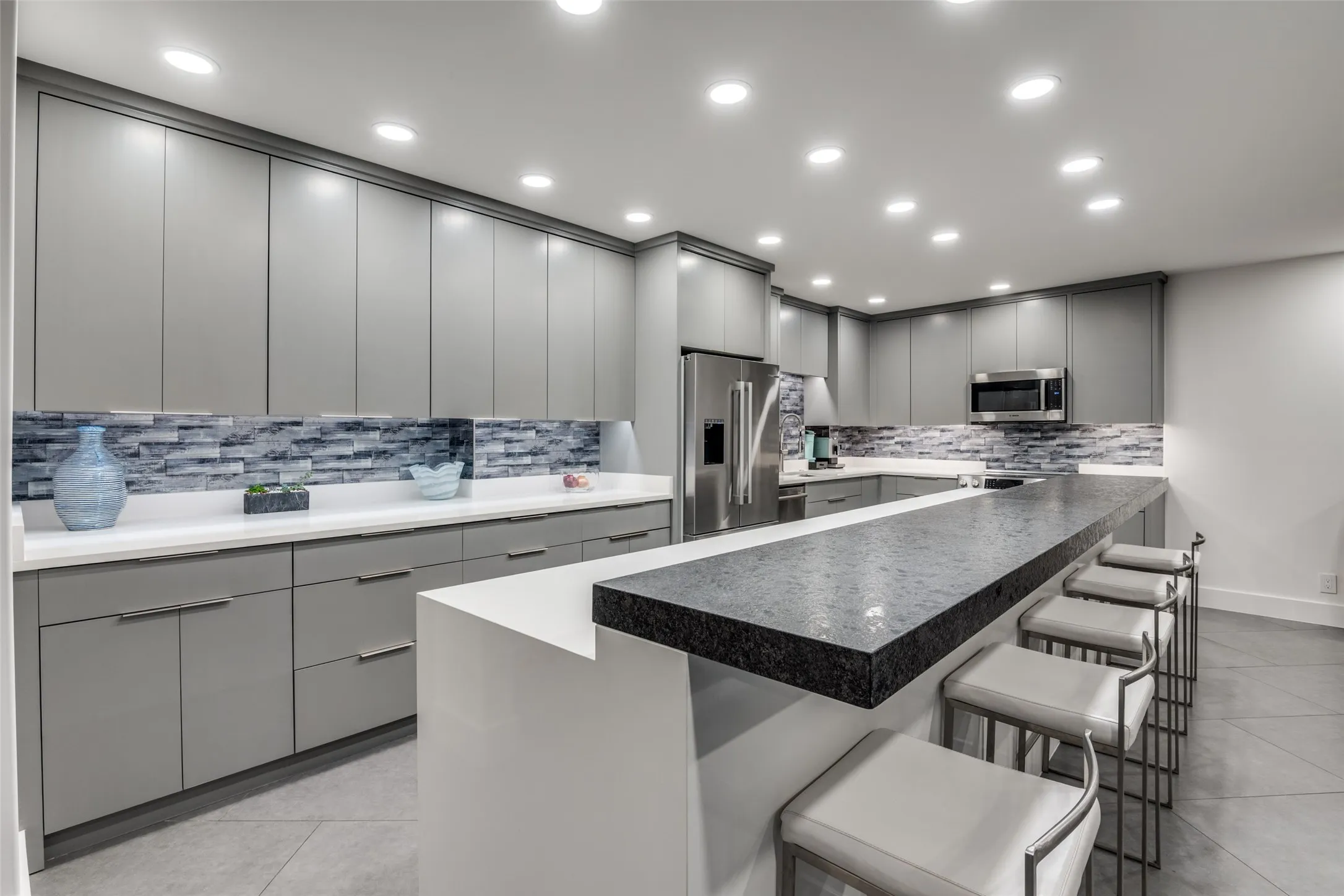 Condominium For Sale in Dallas County , 6211 W Northwest Highway 601, Dallas, Texas 75225, 2 Bedroom, 3 Bathroom, 2 Garage spaces, 1,673 Sqft, built in 1966, mls#21393147, Real Estate Agent in Dallas, Homes For Sale in Dallas county, Homes For Sale in Dallas, Realtor in Dallas Texas, Real Estate Brokerage Independent Realty Texas, Luminita Cordes Realtor