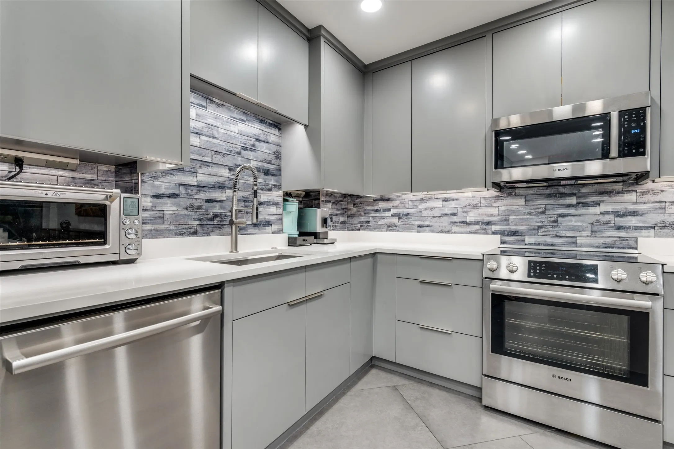 Condominium For Sale in Dallas County , 6211 W Northwest Highway 601, Dallas, Texas 75225, 2 Bedroom, 3 Bathroom, 2 Garage spaces, 1,673 Sqft, built in 1966, mls#21393147, Real Estate Agent in Dallas, Homes For Sale in Dallas county, Homes For Sale in Dallas, Realtor in Dallas Texas, Real Estate Brokerage Independent Realty Texas, Luminita Cordes Realtor