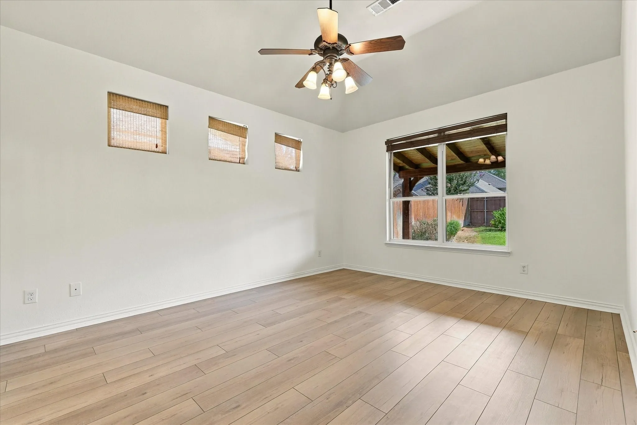 Single Family Residence For Sale in Denton County , 3532 Westminister Trail, Flower Mound, Texas 75022, 4 Bedroom, 3 Bathroom, 2 Garage spaces, 2,417 Sqft, built in 2002, mls#21392755, Real Estate Agent in Flower Mound, Homes For Sale in Denton county, Homes For Sale in Flower Mound, Realtor in Flower Mound Texas, Real Estate Brokerage Independent Realty Texas, Luminita Cordes Realtor