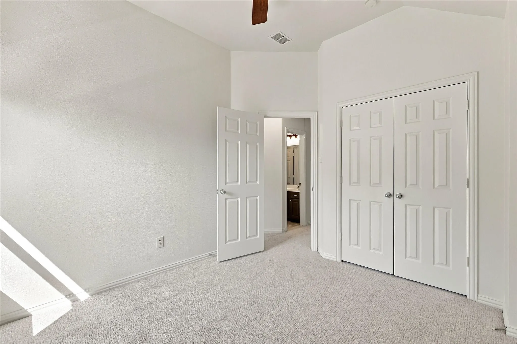 Single Family Residence For Sale in Denton County , 3532 Westminister Trail, Flower Mound, Texas 75022, 4 Bedroom, 3 Bathroom, 2 Garage spaces, 2,417 Sqft, built in 2002, mls#21392755, Real Estate Agent in Flower Mound, Homes For Sale in Denton county, Homes For Sale in Flower Mound, Realtor in Flower Mound Texas, Real Estate Brokerage Independent Realty Texas, Luminita Cordes Realtor