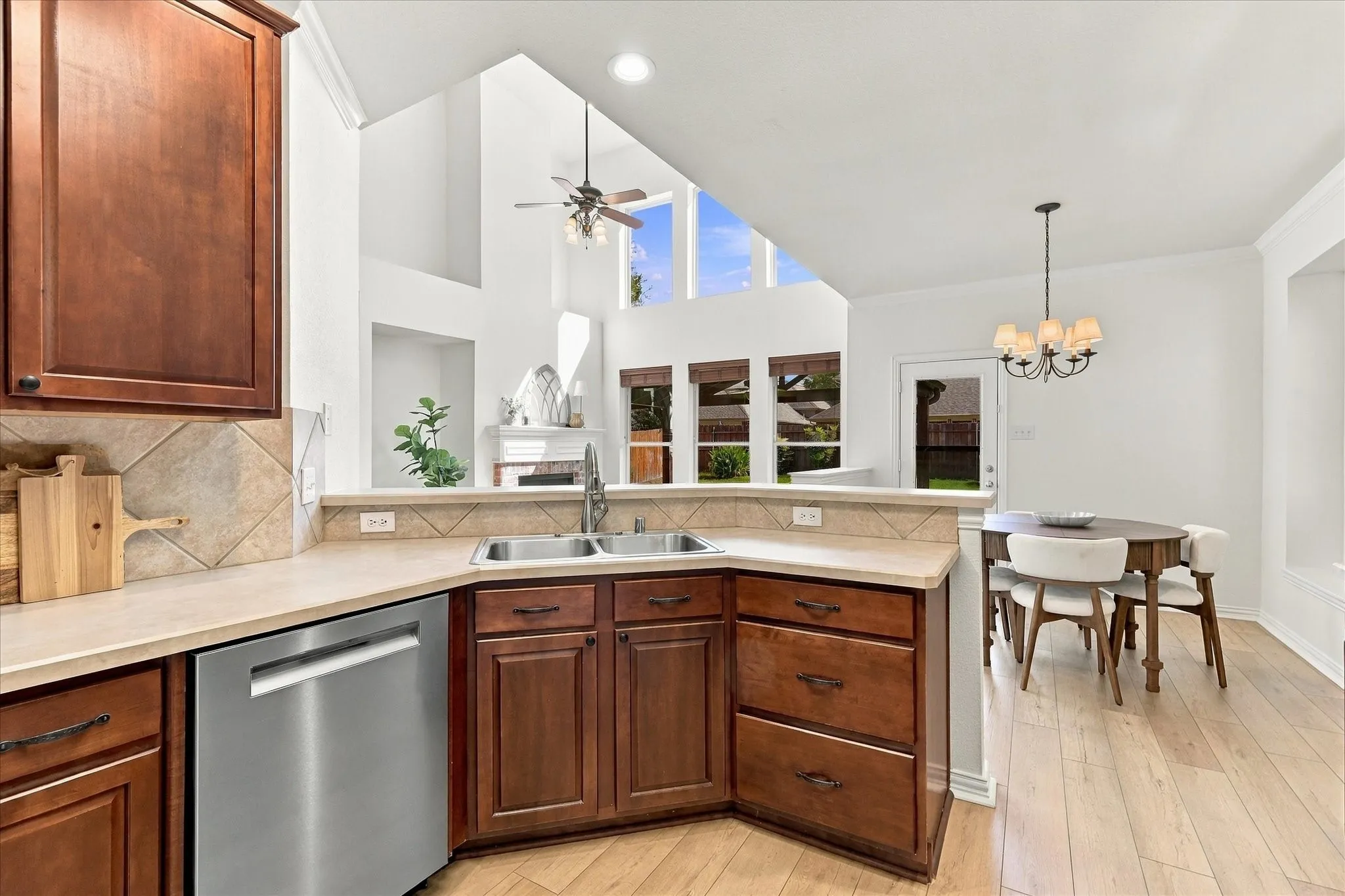 Single Family Residence For Sale in Denton County , 3532 Westminister Trail, Flower Mound, Texas 75022, 4 Bedroom, 3 Bathroom, 2 Garage spaces, 2,417 Sqft, built in 2002, mls#21392755, Real Estate Agent in Flower Mound, Homes For Sale in Denton county, Homes For Sale in Flower Mound, Realtor in Flower Mound Texas, Real Estate Brokerage Independent Realty Texas, Luminita Cordes Realtor