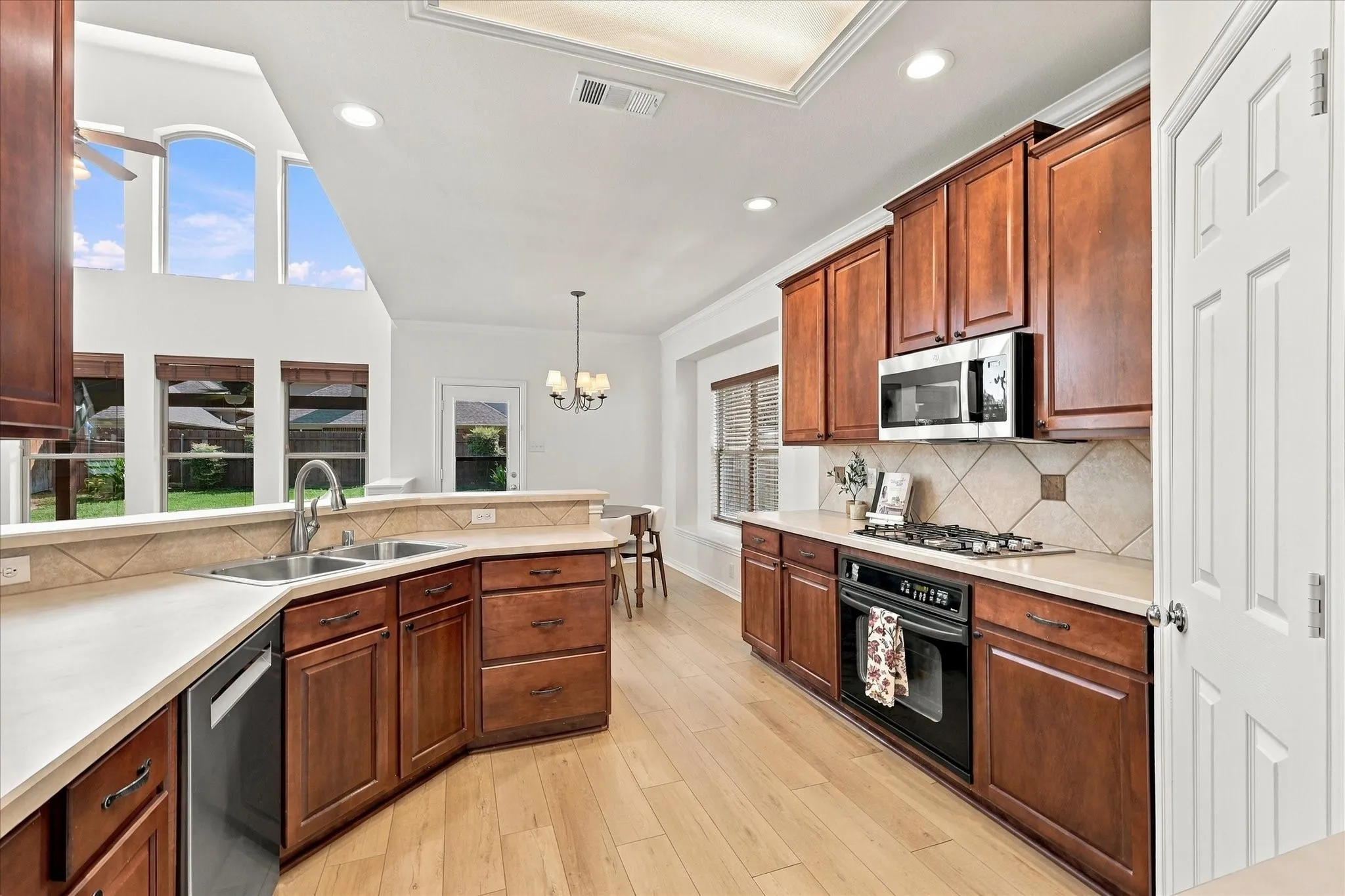 Single Family Residence For Sale in Denton County , 3532 Westminister Trail, Flower Mound, Texas 75022, 4 Bedroom, 3 Bathroom, 2 Garage spaces, 2,417 Sqft, built in 2002, mls#21392755, Real Estate Agent in Flower Mound, Homes For Sale in Denton county, Homes For Sale in Flower Mound, Realtor in Flower Mound Texas, Real Estate Brokerage Independent Realty Texas, Luminita Cordes Realtor