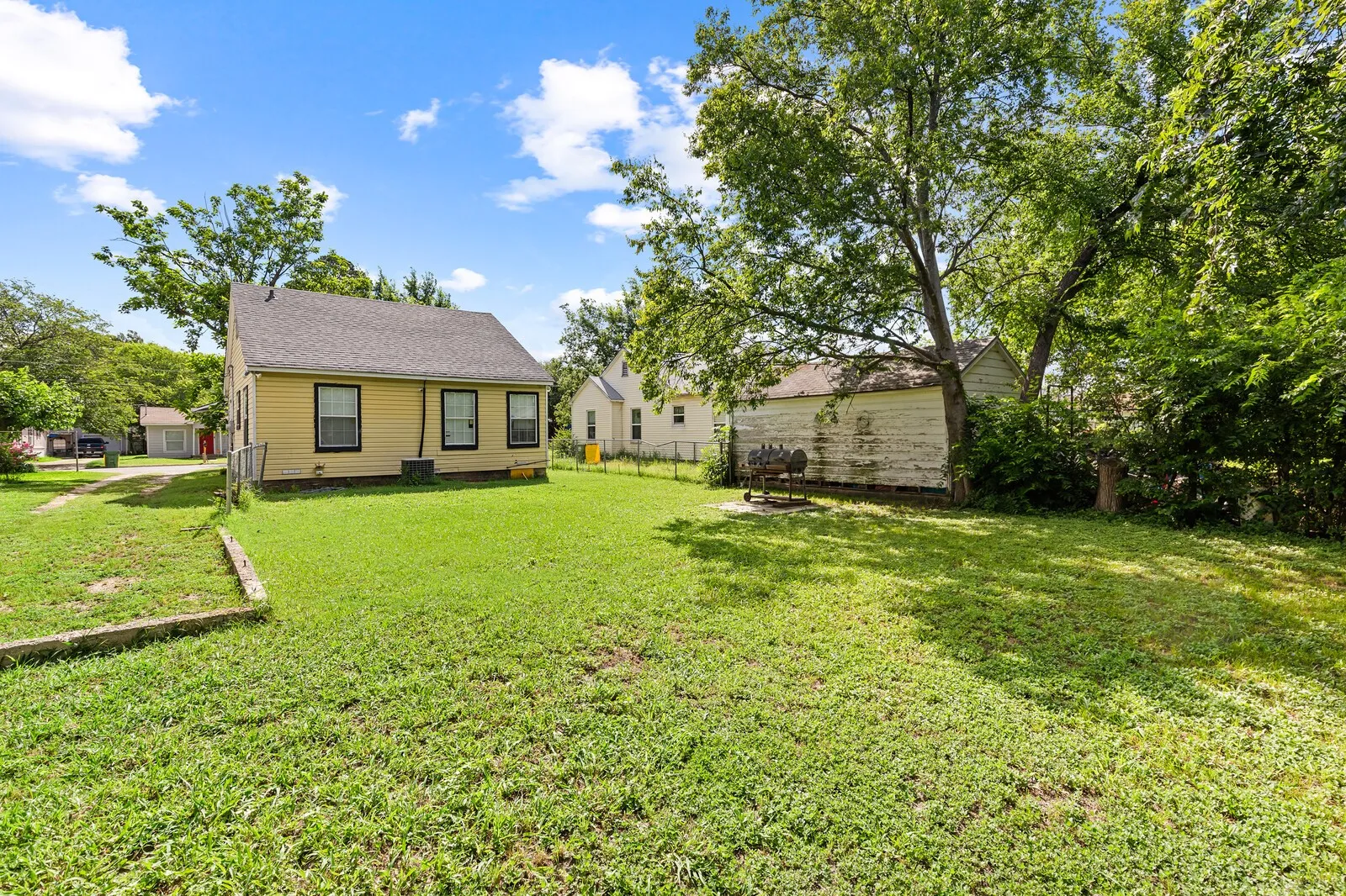 Single Family Residence For Sale in Mc Lennan County , 1212 Lewis Street, Waco, Texas 76705, 2 Bedroom, 1 Bathroom, Garage spaces, 1,092 Sqft, built in 1942, mls#21393377, Real Estate Agent in Waco, Homes For Sale in Mc Lennan county, Homes For Sale in Waco, Realtor in Waco Texas, Real Estate Brokerage Independent Realty Texas, Luminita Cordes Realtor