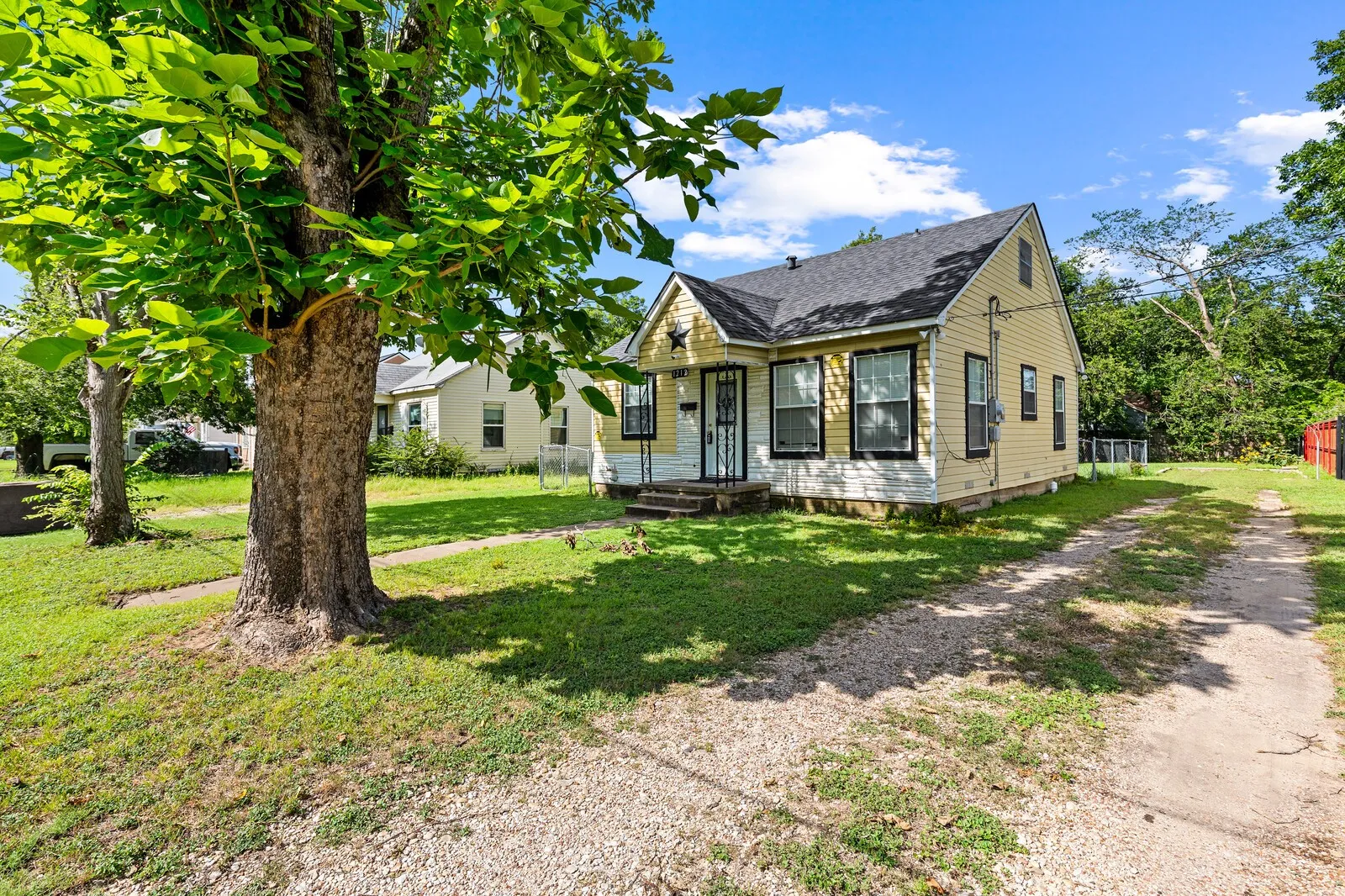 Single Family Residence For Sale in Mc Lennan County , 1212 Lewis Street, Waco, Texas 76705, 2 Bedroom, 1 Bathroom, Garage spaces, 1,092 Sqft, built in 1942, mls#21393377, Real Estate Agent in Waco, Homes For Sale in Mc Lennan county, Homes For Sale in Waco, Realtor in Waco Texas, Real Estate Brokerage Independent Realty Texas, Luminita Cordes Realtor