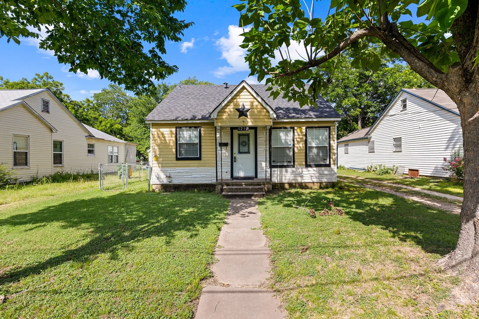 Single Family Residence For Sale in Mc Lennan County , 1212 Lewis Street, Bellmead, Texas 76705, 2 Bedroom, 1 Bathroom, Garage spaces, 1,092 Sqft, built in 1942, mls#21393377, Real Estate Agent in Bellmead, Homes For Sale in Mc Lennan county, Homes For Sale in Bellmead, Realtor in Bellmead Texas, Real Estate Brokerage Independent Realty Texas, Luminita Cordes Realtor