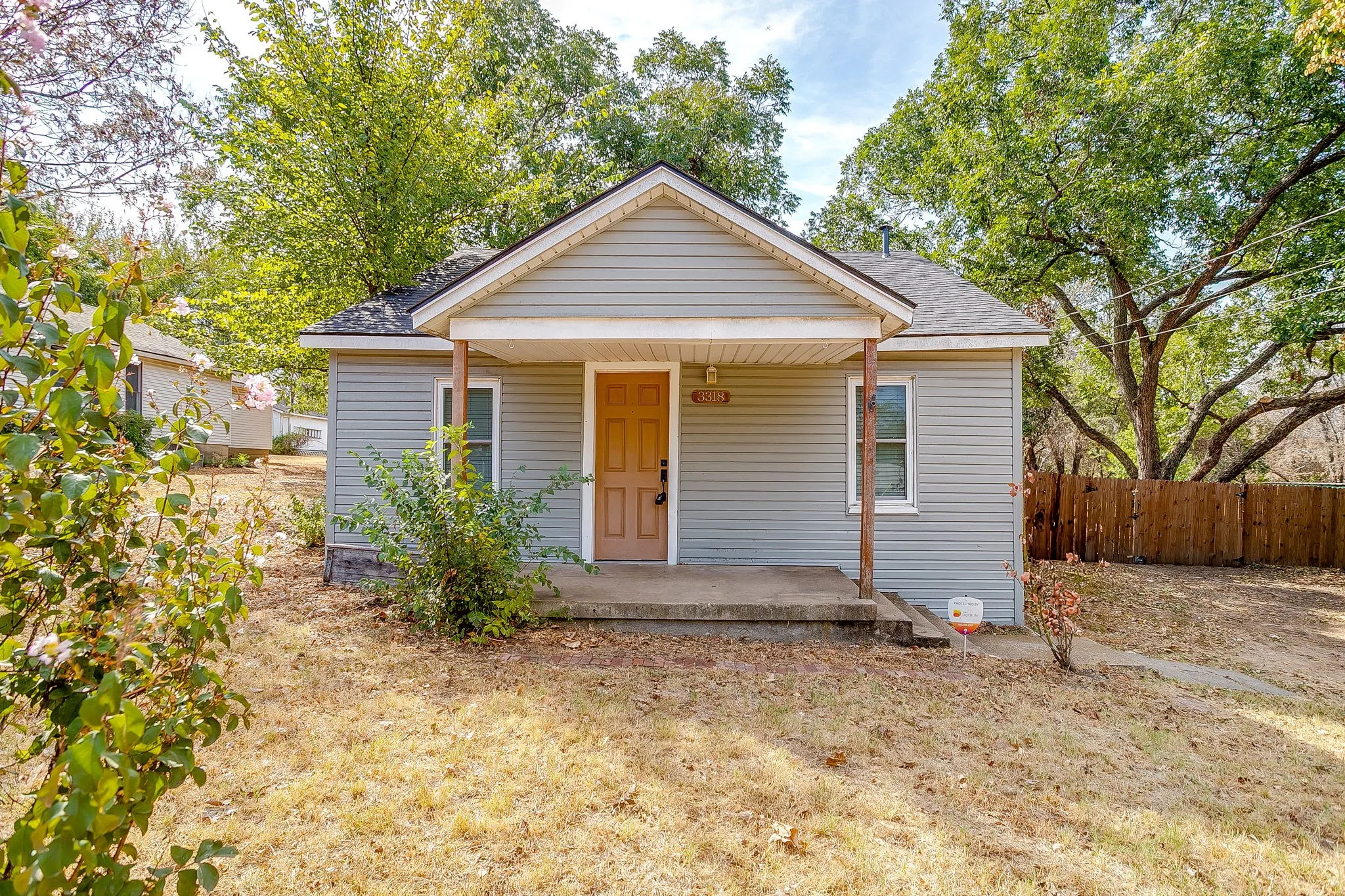 Single Family Residence For Sale in Tarrant County , 3318 Devalcourt Avenue, Forest Hill, Texas 76119, 1 Bedroom, 1 Bathroom, Garage spaces, 960 Sqft, built in 1943, mls#21393990, Real Estate Agent in Forest Hill, Homes For Sale in Tarrant county, Homes For Sale in Forest Hill, Realtor in Forest Hill Texas, Real Estate Brokerage Independent Realty Texas, Luminita Cordes Realtor