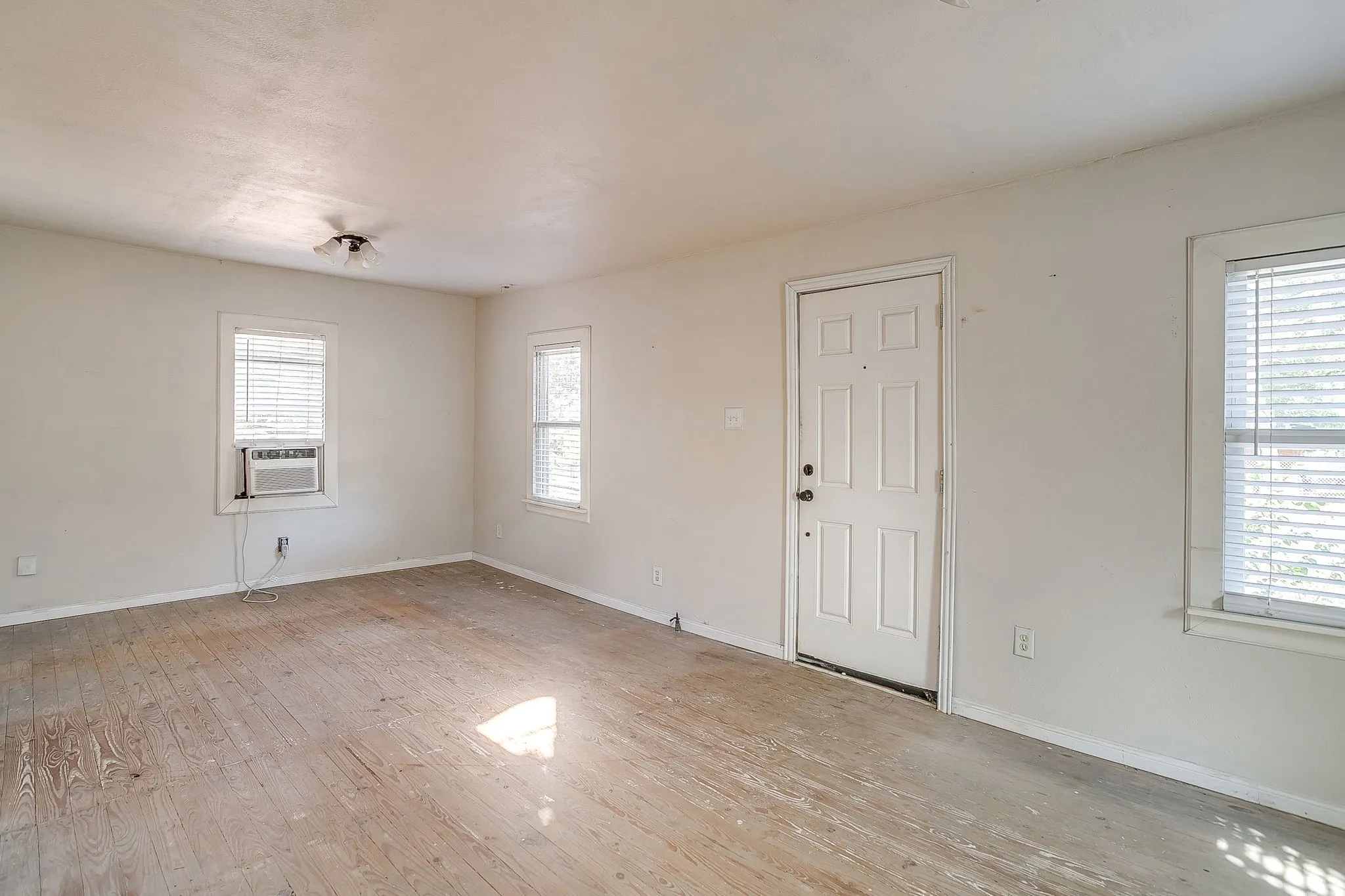 Single Family Residence For Sale in Tarrant County , 3318 Devalcourt Avenue, Forest Hill, Texas 76119, 1 Bedroom, 1 Bathroom, Garage spaces, 960 Sqft, built in 1943, mls#21393990, Real Estate Agent in Forest Hill, Homes For Sale in Tarrant county, Homes For Sale in Forest Hill, Realtor in Forest Hill Texas, Real Estate Brokerage Independent Realty Texas, Luminita Cordes Realtor