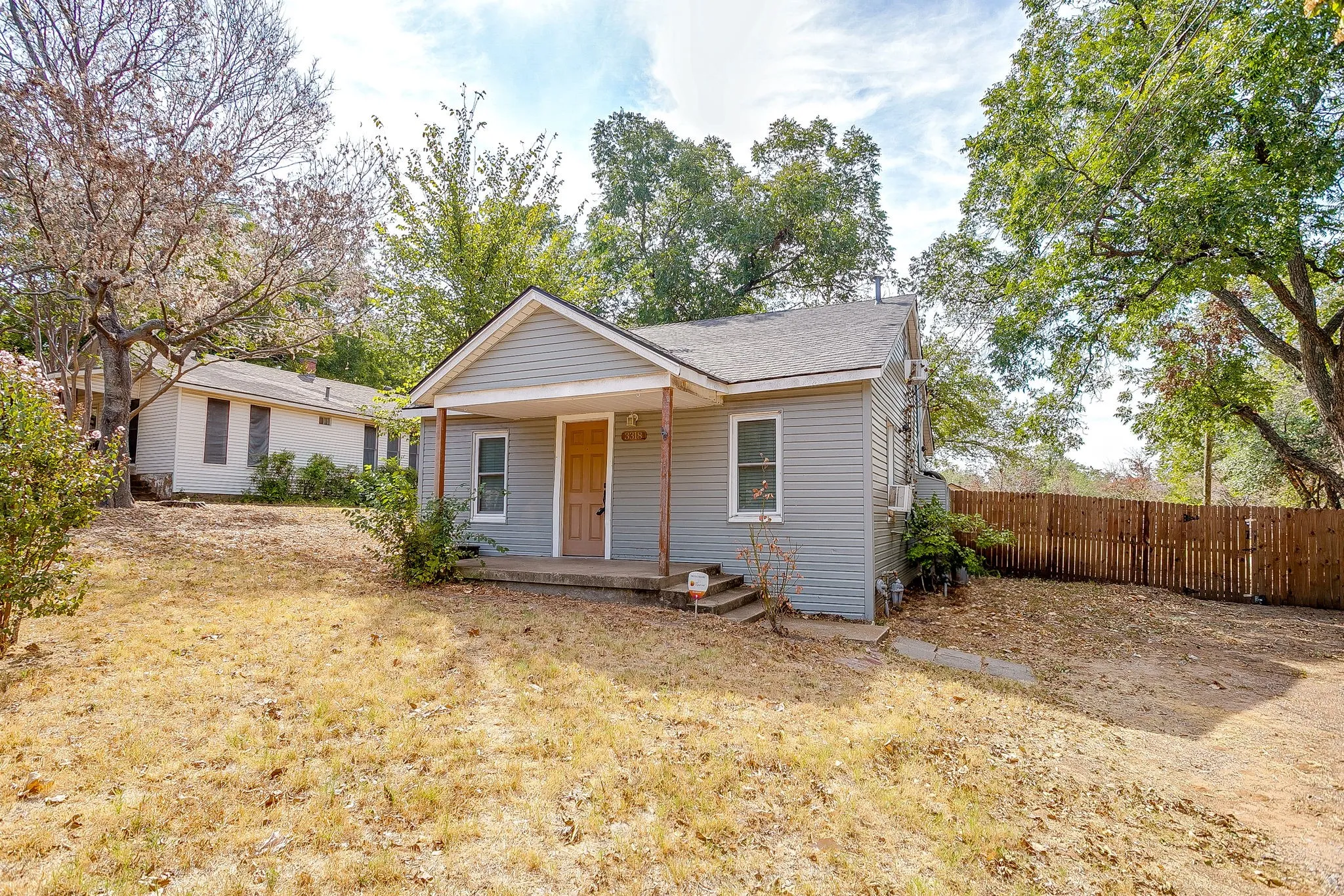 Single Family Residence For Sale in Tarrant County , 3318 Devalcourt Avenue, Forest Hill, Texas 76119, 1 Bedroom, 1 Bathroom, Garage spaces, 960 Sqft, built in 1943, mls#21393990, Real Estate Agent in Forest Hill, Homes For Sale in Tarrant county, Homes For Sale in Forest Hill, Realtor in Forest Hill Texas, Real Estate Brokerage Independent Realty Texas, Luminita Cordes Realtor