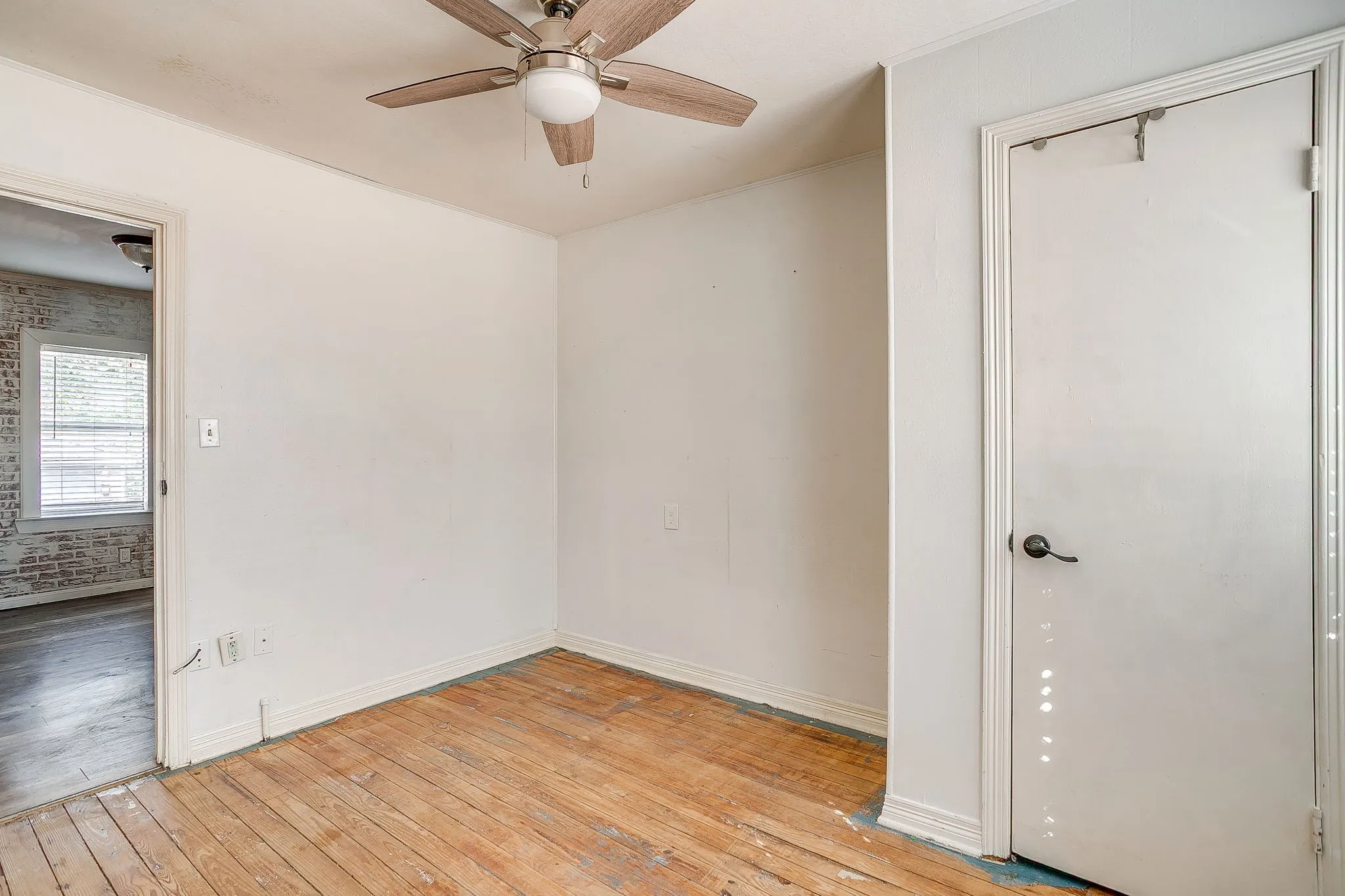 Single Family Residence For Sale in Tarrant County , 3318 Devalcourt Avenue, Forest Hill, Texas 76119, 1 Bedroom, 1 Bathroom, Garage spaces, 960 Sqft, built in 1943, mls#21393990, Real Estate Agent in Forest Hill, Homes For Sale in Tarrant county, Homes For Sale in Forest Hill, Realtor in Forest Hill Texas, Real Estate Brokerage Independent Realty Texas, Luminita Cordes Realtor