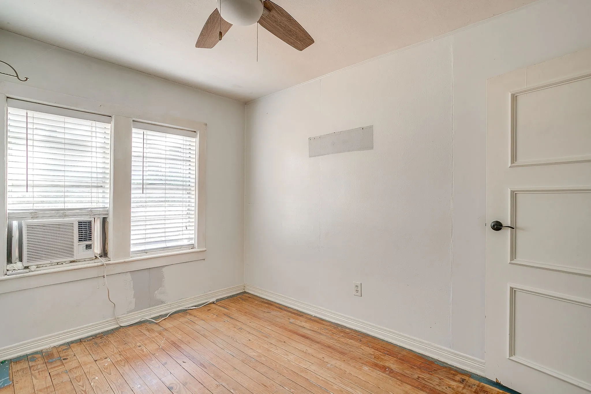 Single Family Residence For Sale in Tarrant County , 3318 Devalcourt Avenue, Forest Hill, Texas 76119, 1 Bedroom, 1 Bathroom, Garage spaces, 960 Sqft, built in 1943, mls#21393990, Real Estate Agent in Forest Hill, Homes For Sale in Tarrant county, Homes For Sale in Forest Hill, Realtor in Forest Hill Texas, Real Estate Brokerage Independent Realty Texas, Luminita Cordes Realtor