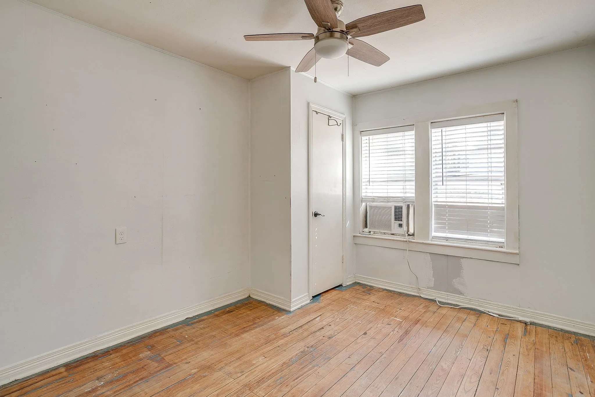 Single Family Residence For Sale in Tarrant County , 3318 Devalcourt Avenue, Forest Hill, Texas 76119, 1 Bedroom, 1 Bathroom, Garage spaces, 960 Sqft, built in 1943, mls#21393990, Real Estate Agent in Forest Hill, Homes For Sale in Tarrant county, Homes For Sale in Forest Hill, Realtor in Forest Hill Texas, Real Estate Brokerage Independent Realty Texas, Luminita Cordes Realtor