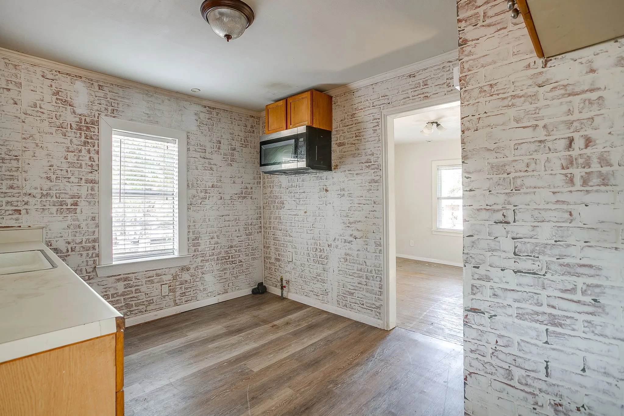 Single Family Residence For Sale in Tarrant County , 3318 Devalcourt Avenue, Forest Hill, Texas 76119, 1 Bedroom, 1 Bathroom, Garage spaces, 960 Sqft, built in 1943, mls#21393990, Real Estate Agent in Forest Hill, Homes For Sale in Tarrant county, Homes For Sale in Forest Hill, Realtor in Forest Hill Texas, Real Estate Brokerage Independent Realty Texas, Luminita Cordes Realtor