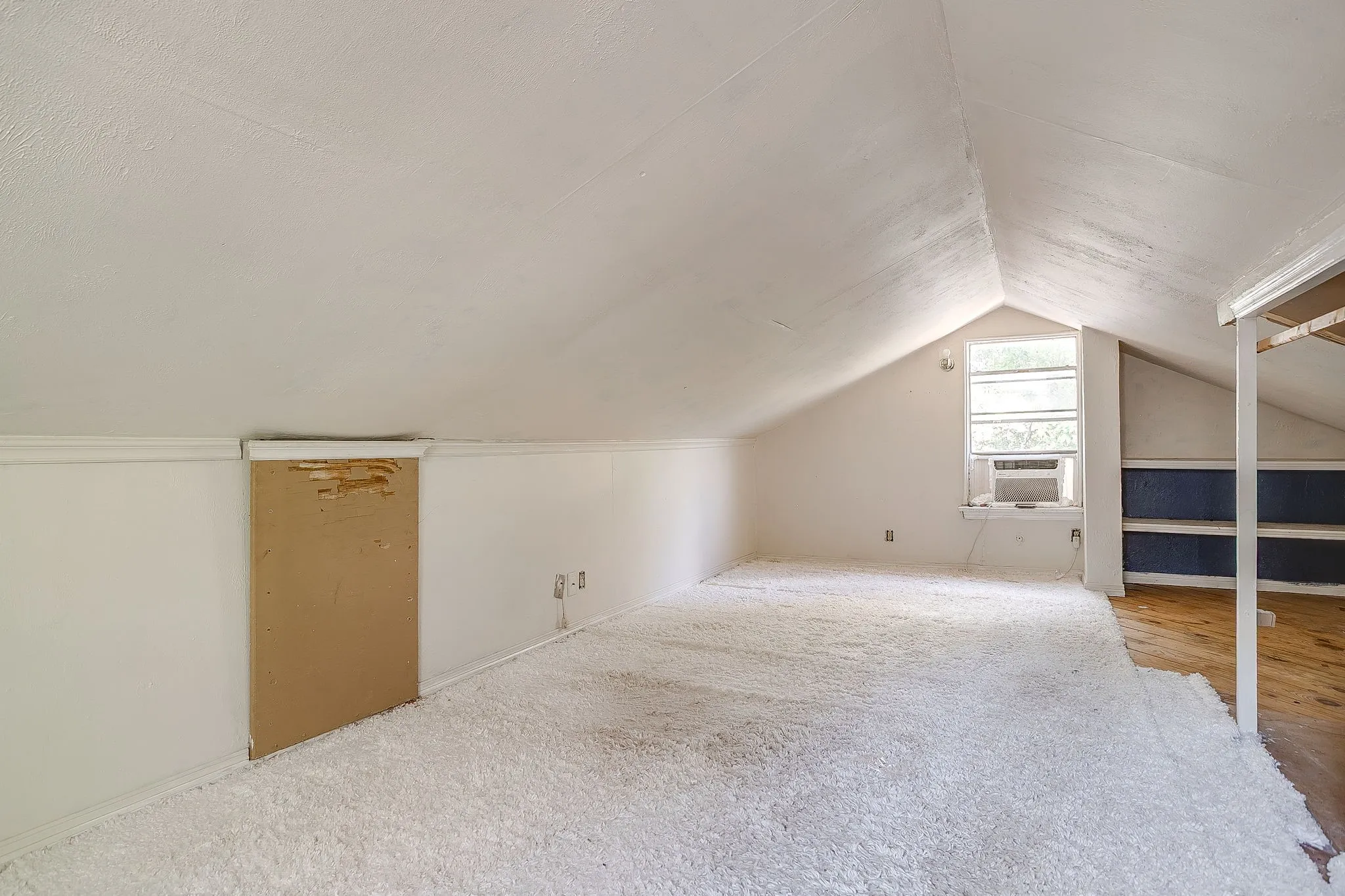 Single Family Residence For Sale in Tarrant County , 3318 Devalcourt Avenue, Forest Hill, Texas 76119, 1 Bedroom, 1 Bathroom, Garage spaces, 960 Sqft, built in 1943, mls#21393990, Real Estate Agent in Forest Hill, Homes For Sale in Tarrant county, Homes For Sale in Forest Hill, Realtor in Forest Hill Texas, Real Estate Brokerage Independent Realty Texas, Luminita Cordes Realtor