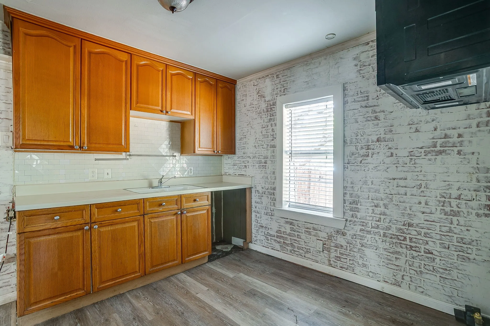 Single Family Residence For Sale in Tarrant County , 3318 Devalcourt Avenue, Forest Hill, Texas 76119, 1 Bedroom, 1 Bathroom, Garage spaces, 960 Sqft, built in 1943, mls#21393990, Real Estate Agent in Forest Hill, Homes For Sale in Tarrant county, Homes For Sale in Forest Hill, Realtor in Forest Hill Texas, Real Estate Brokerage Independent Realty Texas, Luminita Cordes Realtor