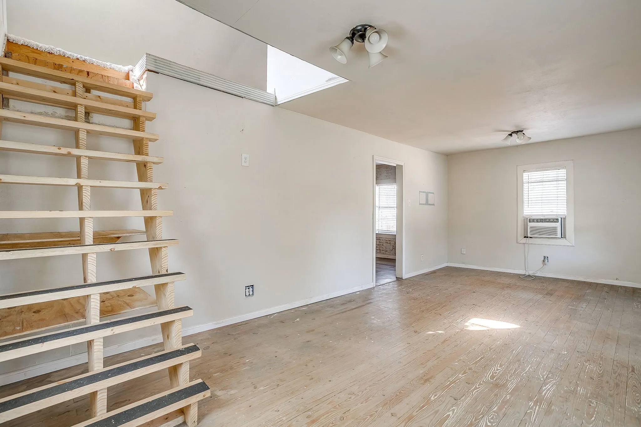 Single Family Residence For Sale in Tarrant County , 3318 Devalcourt Avenue, Forest Hill, Texas 76119, 1 Bedroom, 1 Bathroom, Garage spaces, 960 Sqft, built in 1943, mls#21393990, Real Estate Agent in Forest Hill, Homes For Sale in Tarrant county, Homes For Sale in Forest Hill, Realtor in Forest Hill Texas, Real Estate Brokerage Independent Realty Texas, Luminita Cordes Realtor