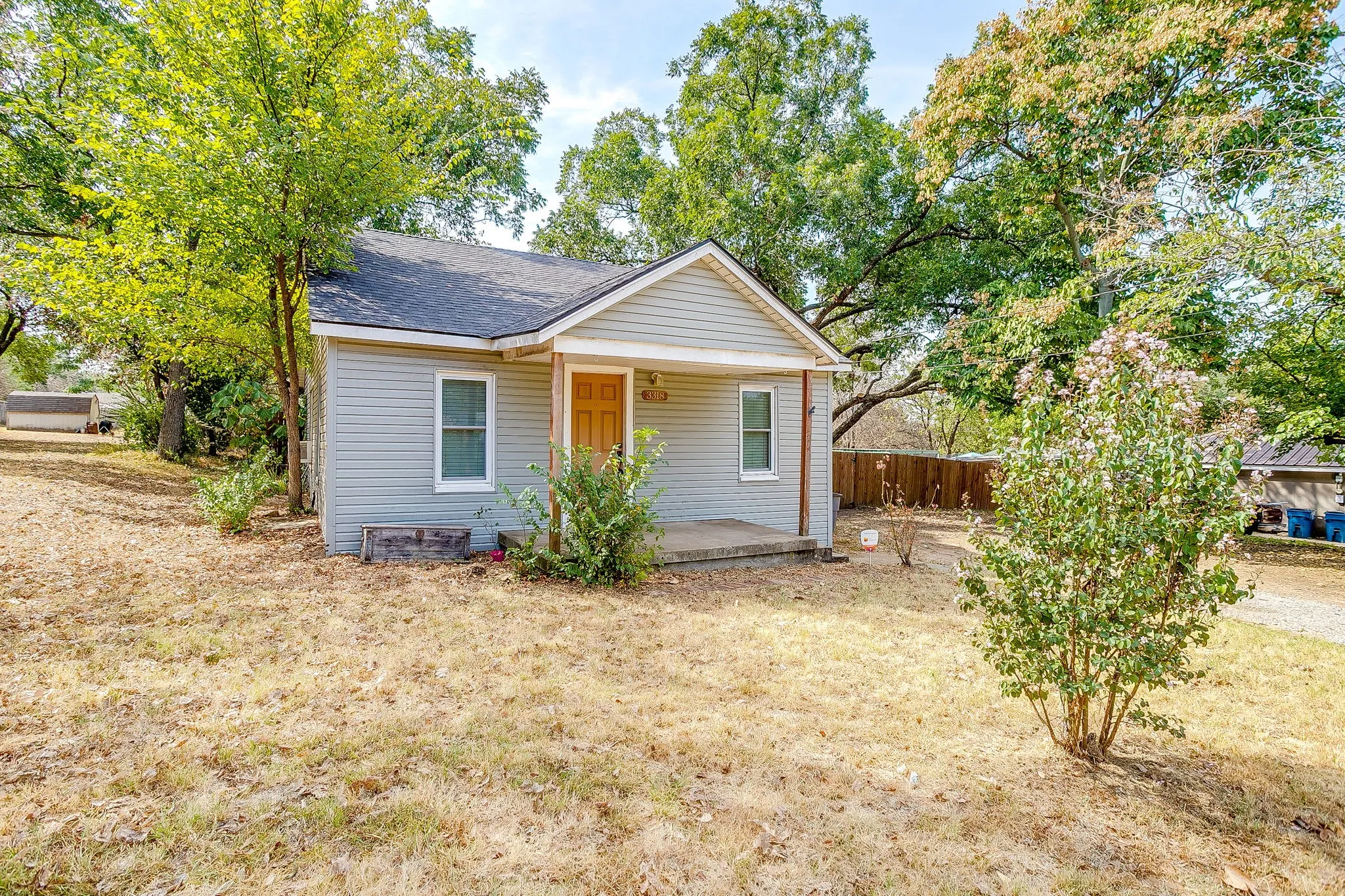 Single Family Residence For Sale in Tarrant County , 3318 Devalcourt Avenue, Forest Hill, Texas 76119, 1 Bedroom, 1 Bathroom, Garage spaces, 960 Sqft, built in 1943, mls#21393990, Real Estate Agent in Forest Hill, Homes For Sale in Tarrant county, Homes For Sale in Forest Hill, Realtor in Forest Hill Texas, Real Estate Brokerage Independent Realty Texas, Luminita Cordes Realtor