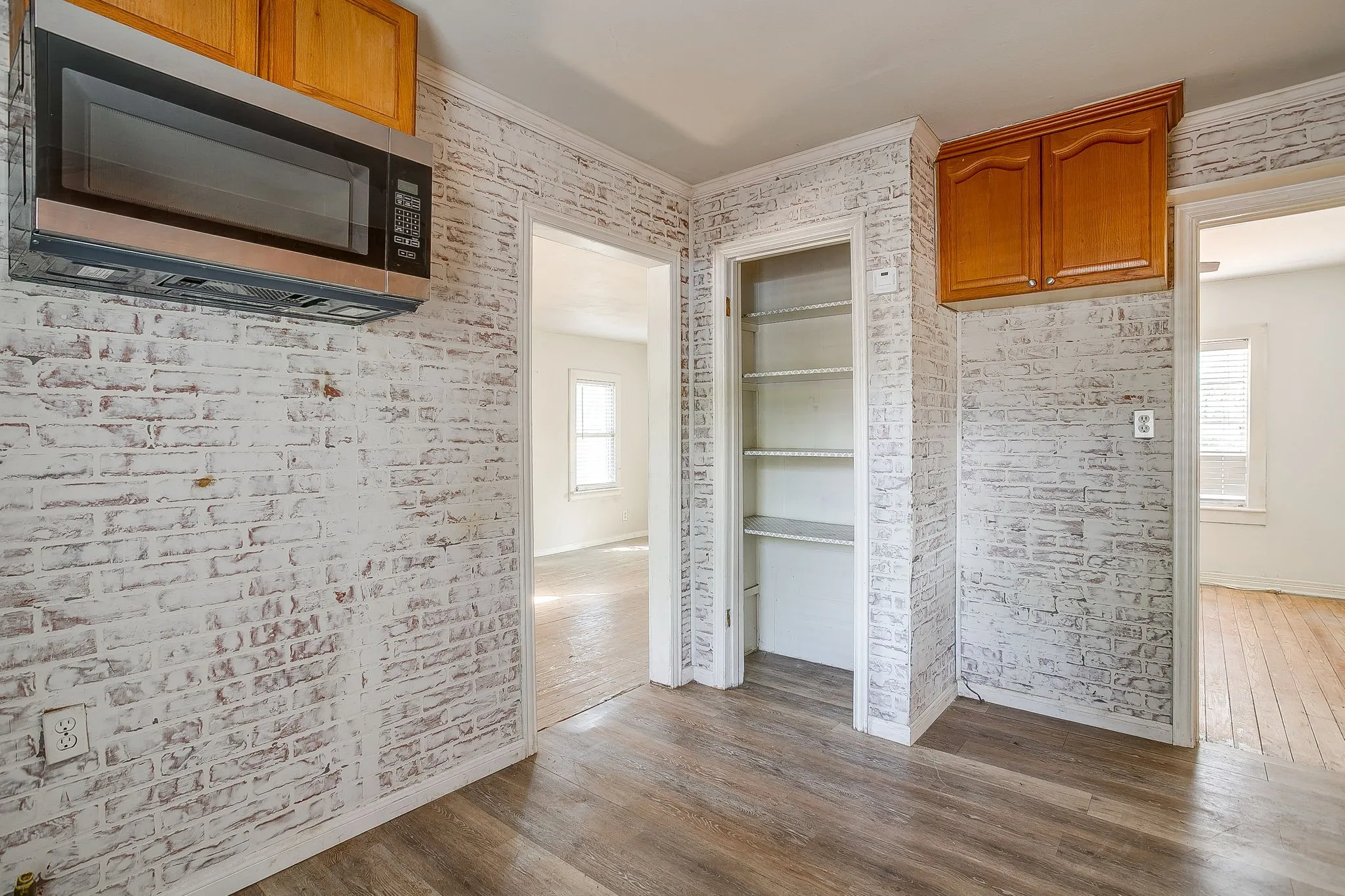 Single Family Residence For Sale in Tarrant County , 3318 Devalcourt Avenue, Forest Hill, Texas 76119, 1 Bedroom, 1 Bathroom, Garage spaces, 960 Sqft, built in 1943, mls#21393990, Real Estate Agent in Forest Hill, Homes For Sale in Tarrant county, Homes For Sale in Forest Hill, Realtor in Forest Hill Texas, Real Estate Brokerage Independent Realty Texas, Luminita Cordes Realtor