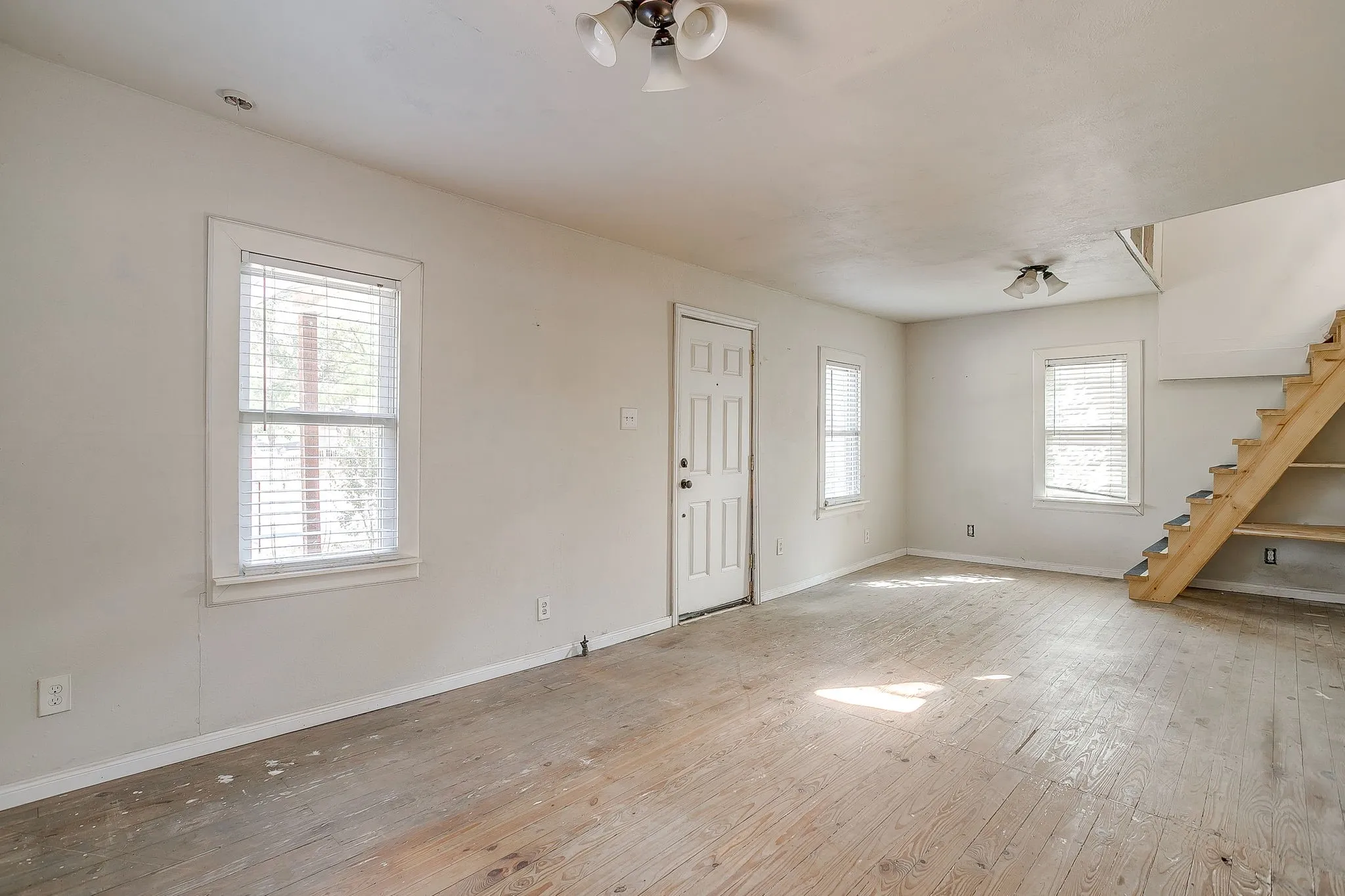 Single Family Residence For Sale in Tarrant County , 3318 Devalcourt Avenue, Forest Hill, Texas 76119, 1 Bedroom, 1 Bathroom, Garage spaces, 960 Sqft, built in 1943, mls#21393990, Real Estate Agent in Forest Hill, Homes For Sale in Tarrant county, Homes For Sale in Forest Hill, Realtor in Forest Hill Texas, Real Estate Brokerage Independent Realty Texas, Luminita Cordes Realtor