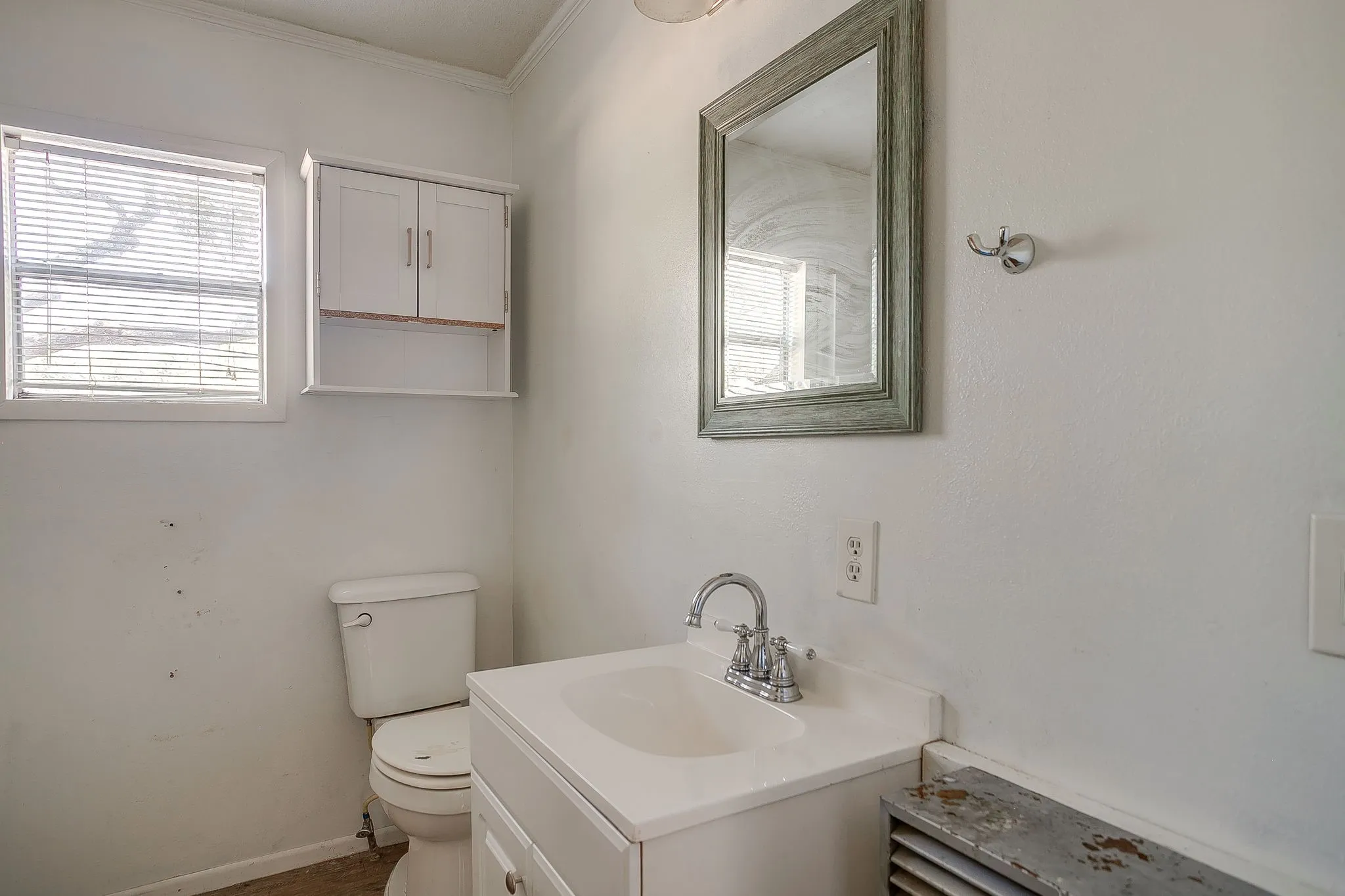 Single Family Residence For Sale in Tarrant County , 3318 Devalcourt Avenue, Forest Hill, Texas 76119, 1 Bedroom, 1 Bathroom, Garage spaces, 960 Sqft, built in 1943, mls#21393990, Real Estate Agent in Forest Hill, Homes For Sale in Tarrant county, Homes For Sale in Forest Hill, Realtor in Forest Hill Texas, Real Estate Brokerage Independent Realty Texas, Luminita Cordes Realtor