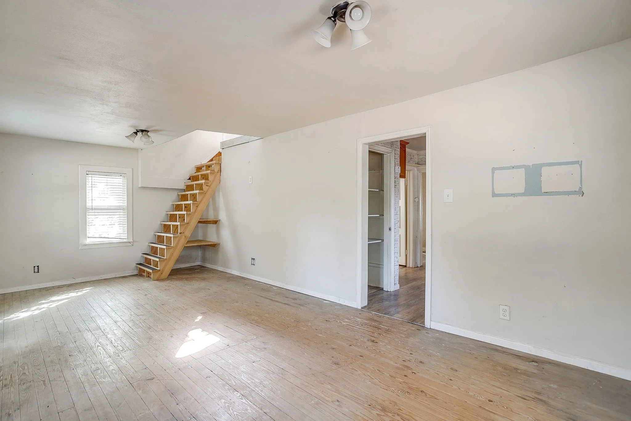 Single Family Residence For Sale in Tarrant County , 3318 Devalcourt Avenue, Forest Hill, Texas 76119, 1 Bedroom, 1 Bathroom, Garage spaces, 960 Sqft, built in 1943, mls#21393990, Real Estate Agent in Forest Hill, Homes For Sale in Tarrant county, Homes For Sale in Forest Hill, Realtor in Forest Hill Texas, Real Estate Brokerage Independent Realty Texas, Luminita Cordes Realtor