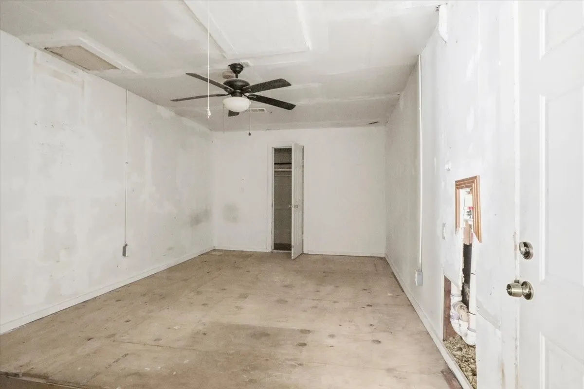 Single Family Residence For Sale in Dallas County , 3749 Nabholtz Lane, Mesquite, Texas 75150, 4 Bedroom, 1 Bathroom, Garage spaces, 1,439 Sqft, built in 1956, mls#21394984, Real Estate Agent in Mesquite, Homes For Sale in Dallas county, Homes For Sale in Mesquite, Realtor in Mesquite Texas, Real Estate Brokerage Independent Realty Texas, Luminita Cordes Realtor