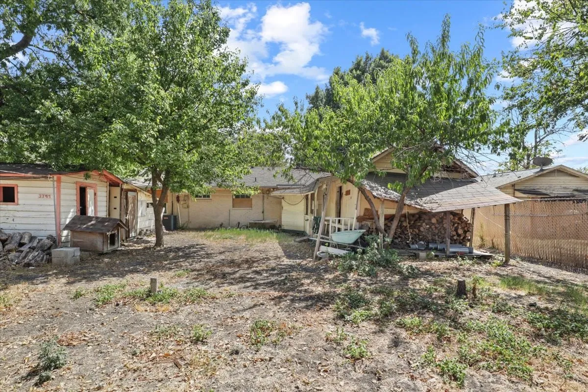 Single Family Residence For Sale in Dallas County , 3749 Nabholtz Lane, Mesquite, Texas 75150, 4 Bedroom, 1 Bathroom, Garage spaces, 1,439 Sqft, built in 1956, mls#21394984, Real Estate Agent in Mesquite, Homes For Sale in Dallas county, Homes For Sale in Mesquite, Realtor in Mesquite Texas, Real Estate Brokerage Independent Realty Texas, Luminita Cordes Realtor
