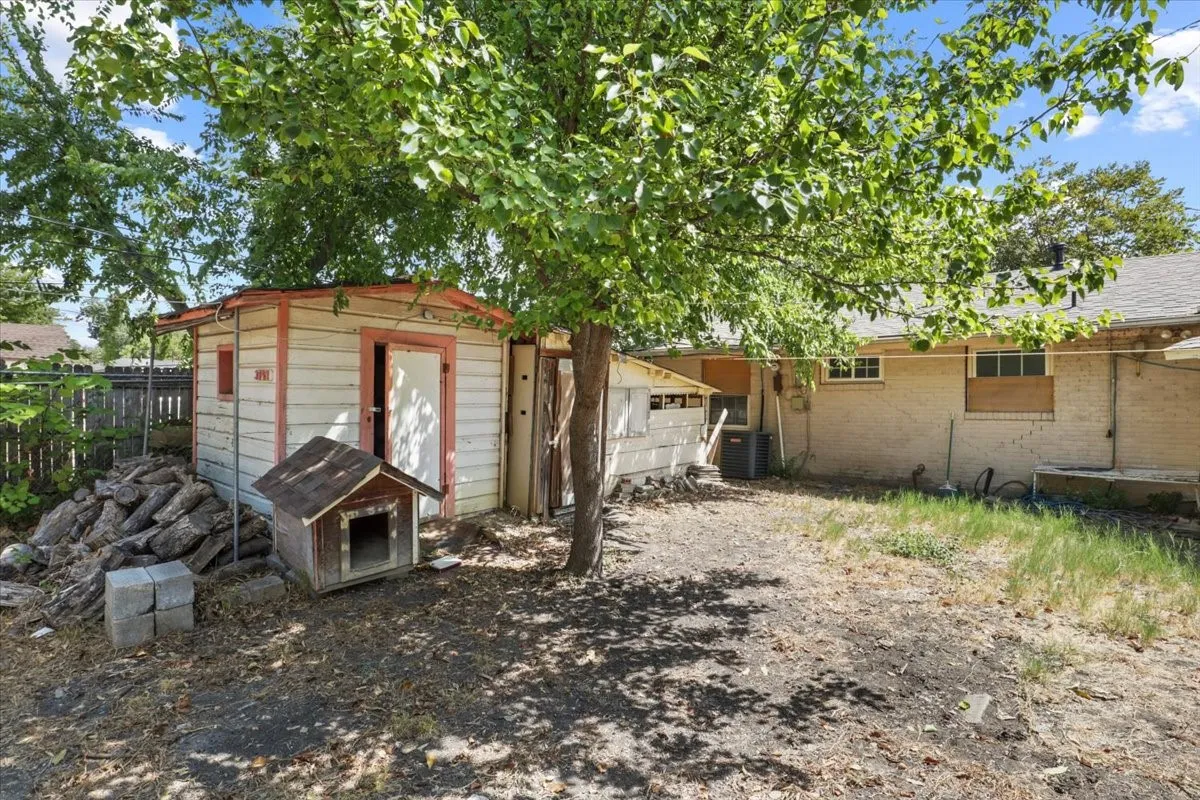Single Family Residence For Sale in Dallas County , 3749 Nabholtz Lane, Mesquite, Texas 75150, 4 Bedroom, 1 Bathroom, Garage spaces, 1,439 Sqft, built in 1956, mls#21394984, Real Estate Agent in Mesquite, Homes For Sale in Dallas county, Homes For Sale in Mesquite, Realtor in Mesquite Texas, Real Estate Brokerage Independent Realty Texas, Luminita Cordes Realtor