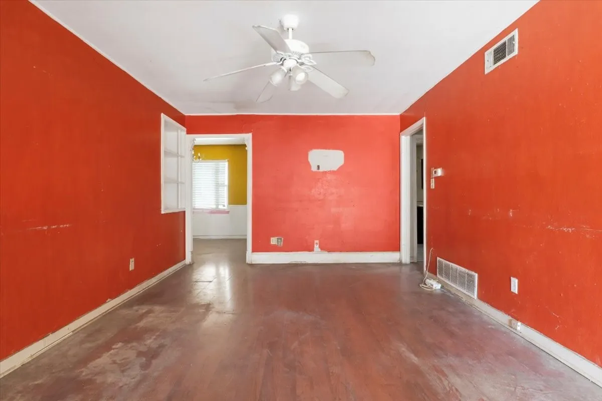Single Family Residence For Sale in Dallas County , 3749 Nabholtz Lane, Mesquite, Texas 75150, 4 Bedroom, 1 Bathroom, Garage spaces, 1,439 Sqft, built in 1956, mls#21394984, Real Estate Agent in Mesquite, Homes For Sale in Dallas county, Homes For Sale in Mesquite, Realtor in Mesquite Texas, Real Estate Brokerage Independent Realty Texas, Luminita Cordes Realtor