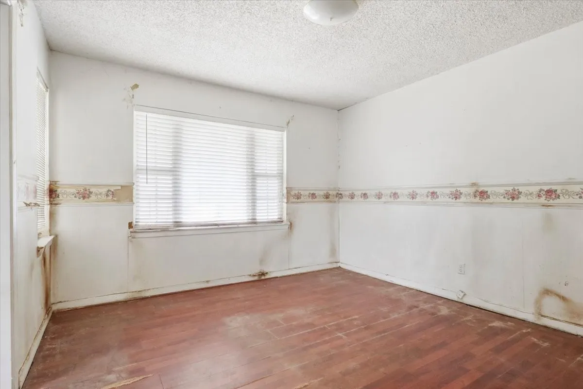 Single Family Residence For Sale in Dallas County , 3749 Nabholtz Lane, Mesquite, Texas 75150, 4 Bedroom, 1 Bathroom, Garage spaces, 1,439 Sqft, built in 1956, mls#21394984, Real Estate Agent in Mesquite, Homes For Sale in Dallas county, Homes For Sale in Mesquite, Realtor in Mesquite Texas, Real Estate Brokerage Independent Realty Texas, Luminita Cordes Realtor