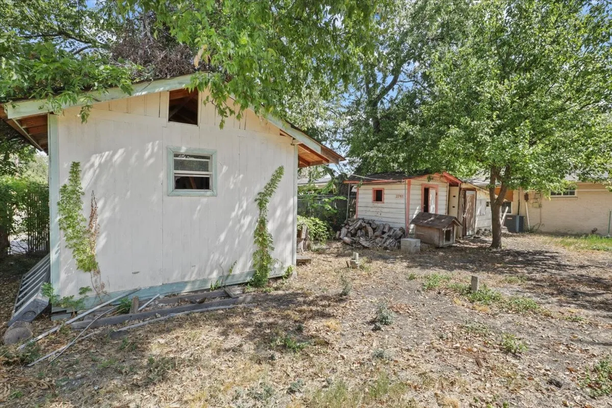 Single Family Residence For Sale in Dallas County , 3749 Nabholtz Lane, Mesquite, Texas 75150, 4 Bedroom, 1 Bathroom, Garage spaces, 1,439 Sqft, built in 1956, mls#21394984, Real Estate Agent in Mesquite, Homes For Sale in Dallas county, Homes For Sale in Mesquite, Realtor in Mesquite Texas, Real Estate Brokerage Independent Realty Texas, Luminita Cordes Realtor