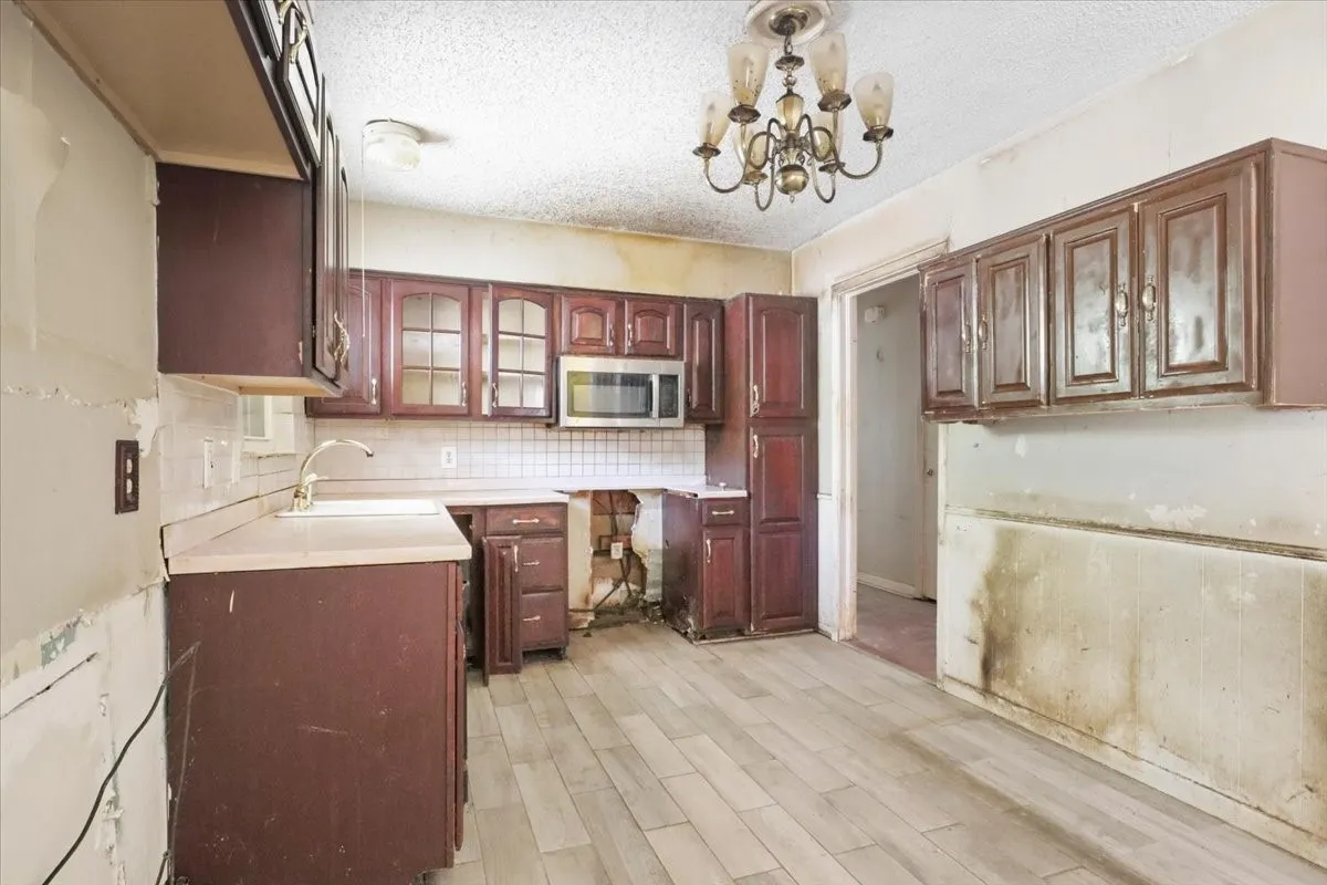Single Family Residence For Sale in Dallas County , 3749 Nabholtz Lane, Mesquite, Texas 75150, 4 Bedroom, 1 Bathroom, Garage spaces, 1,439 Sqft, built in 1956, mls#21394984, Real Estate Agent in Mesquite, Homes For Sale in Dallas county, Homes For Sale in Mesquite, Realtor in Mesquite Texas, Real Estate Brokerage Independent Realty Texas, Luminita Cordes Realtor
