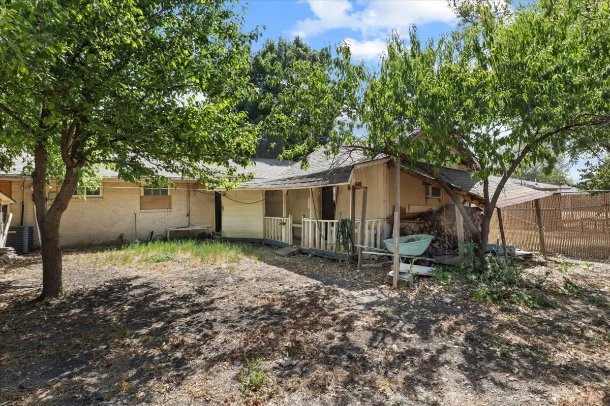 Single Family Residence For Sale in Dallas County , 3749 Nabholtz Lane, Mesquite, Texas 75150, 4 Bedroom, 1 Bathroom, Garage spaces, 1,439 Sqft, built in 1956, mls#21394984, Real Estate Agent in Mesquite, Homes For Sale in Dallas county, Homes For Sale in Mesquite, Realtor in Mesquite Texas, Real Estate Brokerage Independent Realty Texas, Luminita Cordes Realtor