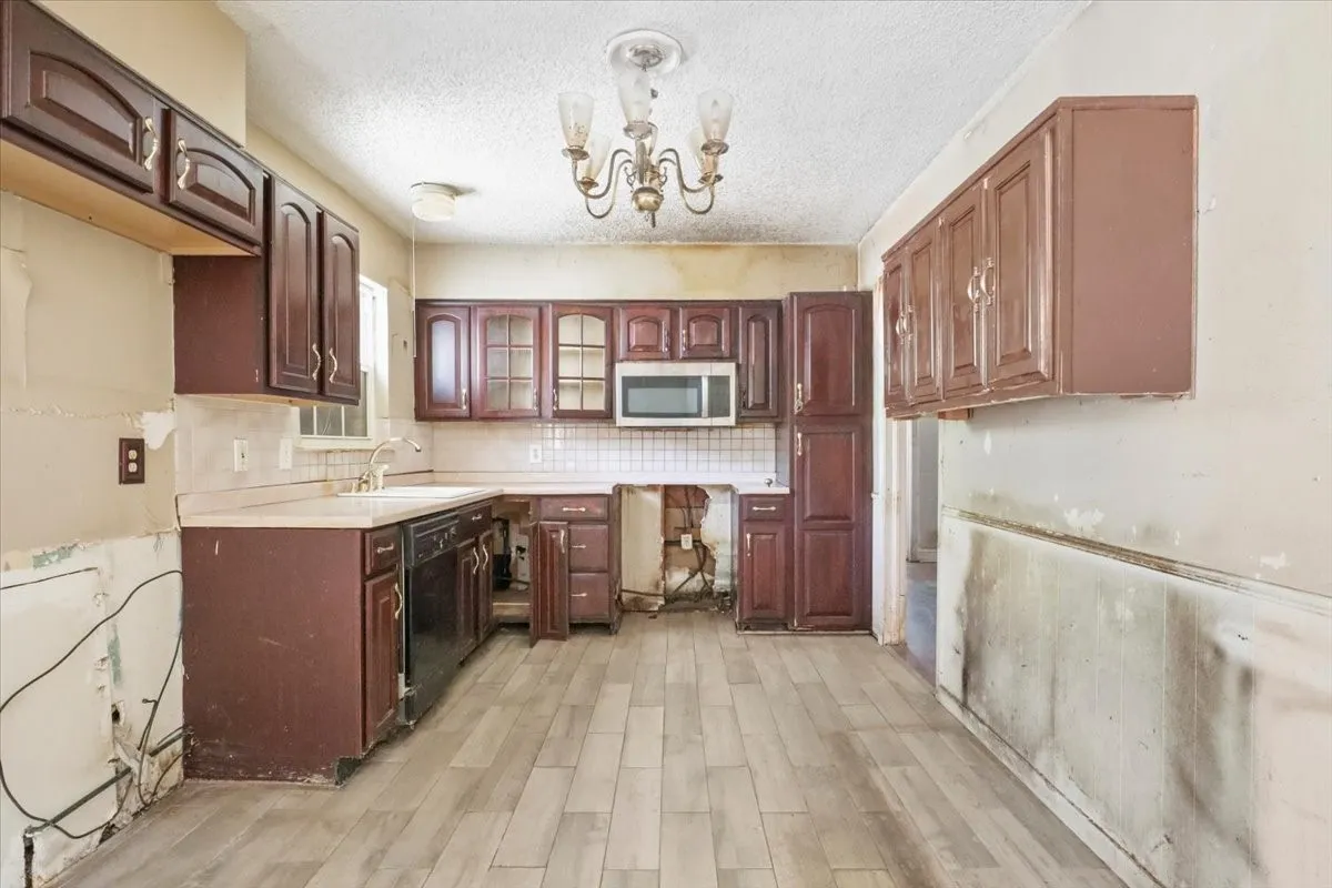 Single Family Residence For Sale in Dallas County , 3749 Nabholtz Lane, Mesquite, Texas 75150, 4 Bedroom, 1 Bathroom, Garage spaces, 1,439 Sqft, built in 1956, mls#21394984, Real Estate Agent in Mesquite, Homes For Sale in Dallas county, Homes For Sale in Mesquite, Realtor in Mesquite Texas, Real Estate Brokerage Independent Realty Texas, Luminita Cordes Realtor