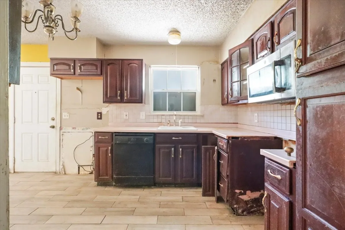 Single Family Residence For Sale in Dallas County , 3749 Nabholtz Lane, Mesquite, Texas 75150, 4 Bedroom, 1 Bathroom, Garage spaces, 1,439 Sqft, built in 1956, mls#21394984, Real Estate Agent in Mesquite, Homes For Sale in Dallas county, Homes For Sale in Mesquite, Realtor in Mesquite Texas, Real Estate Brokerage Independent Realty Texas, Luminita Cordes Realtor