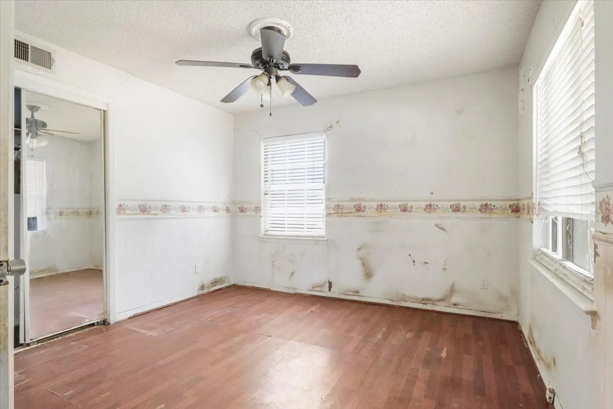 Single Family Residence For Sale in Dallas County , 3749 Nabholtz Lane, Mesquite, Texas 75150, 4 Bedroom, 1 Bathroom, Garage spaces, 1,439 Sqft, built in 1956, mls#21394984, Real Estate Agent in Mesquite, Homes For Sale in Dallas county, Homes For Sale in Mesquite, Realtor in Mesquite Texas, Real Estate Brokerage Independent Realty Texas, Luminita Cordes Realtor