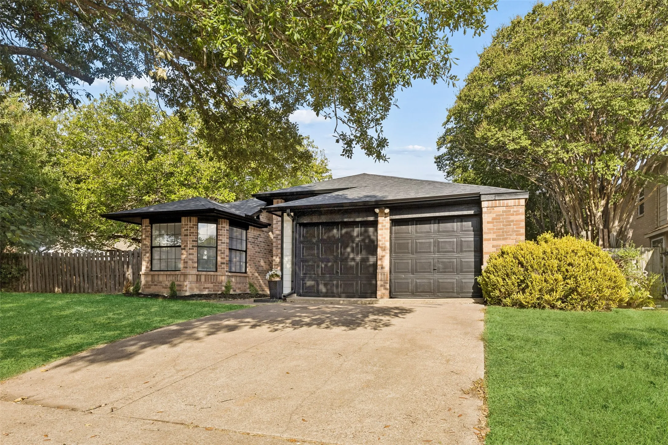 Single Family Residence For Sale in Dallas County , 7801 Bordeaux Lane, Rowlett, Texas 75089, 3 Bedroom, 2 Bathroom, 2 Garage spaces, 1,385 Sqft, built in 1986, mls#21394989, Real Estate Agent in Rowlett, Homes For Sale in Dallas county, Homes For Sale in Rowlett, Realtor in Rowlett Texas, Real Estate Brokerage Independent Realty Texas, Luminita Cordes Realtor