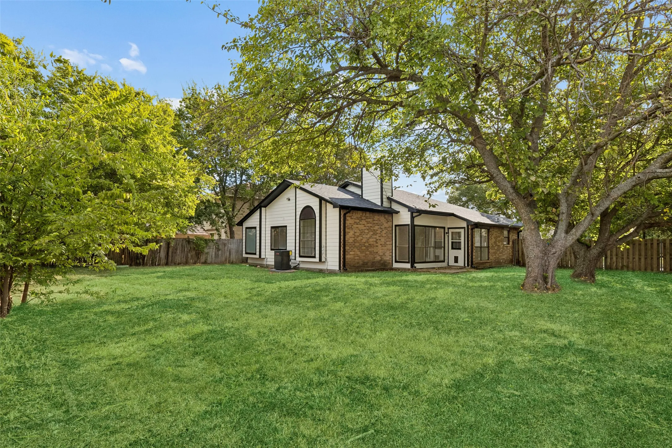 Single Family Residence For Sale in Dallas County , 7801 Bordeaux Lane, Rowlett, Texas 75089, 3 Bedroom, 2 Bathroom, 2 Garage spaces, 1,385 Sqft, built in 1986, mls#21394989, Real Estate Agent in Rowlett, Homes For Sale in Dallas county, Homes For Sale in Rowlett, Realtor in Rowlett Texas, Real Estate Brokerage Independent Realty Texas, Luminita Cordes Realtor