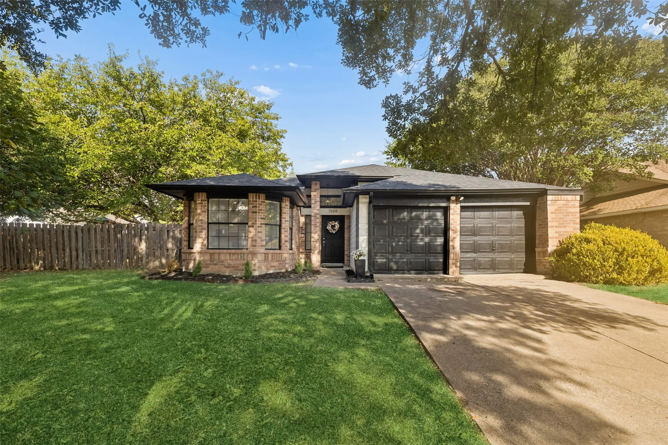 Single Family Residence For Sale in Dallas County , 7801 Bordeaux Lane, Rowlett, Texas 75089, 3 Bedroom, 2 Bathroom, 2 Garage spaces, 1,385 Sqft, built in 1986, mls#21394989, Real Estate Agent in Rowlett, Homes For Sale in Dallas county, Homes For Sale in Rowlett, Realtor in Rowlett Texas, Real Estate Brokerage Independent Realty Texas, Luminita Cordes Realtor