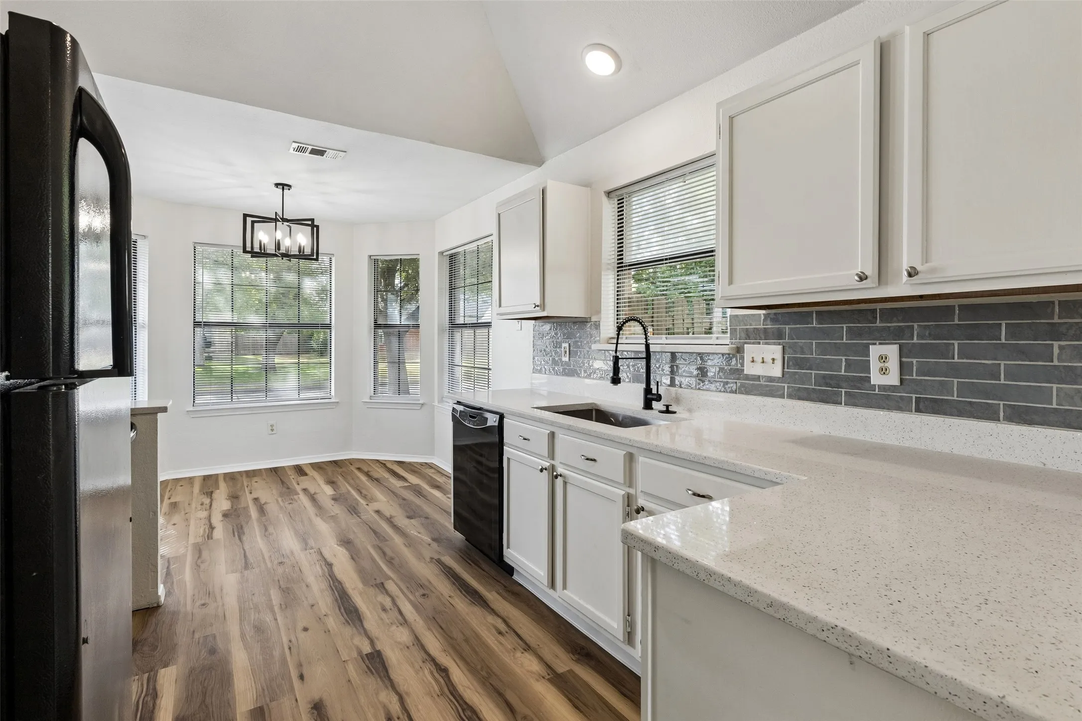 Single Family Residence For Sale in Dallas County , 7801 Bordeaux Lane, Rowlett, Texas 75089, 3 Bedroom, 2 Bathroom, 2 Garage spaces, 1,385 Sqft, built in 1986, mls#21394989, Real Estate Agent in Rowlett, Homes For Sale in Dallas county, Homes For Sale in Rowlett, Realtor in Rowlett Texas, Real Estate Brokerage Independent Realty Texas, Luminita Cordes Realtor