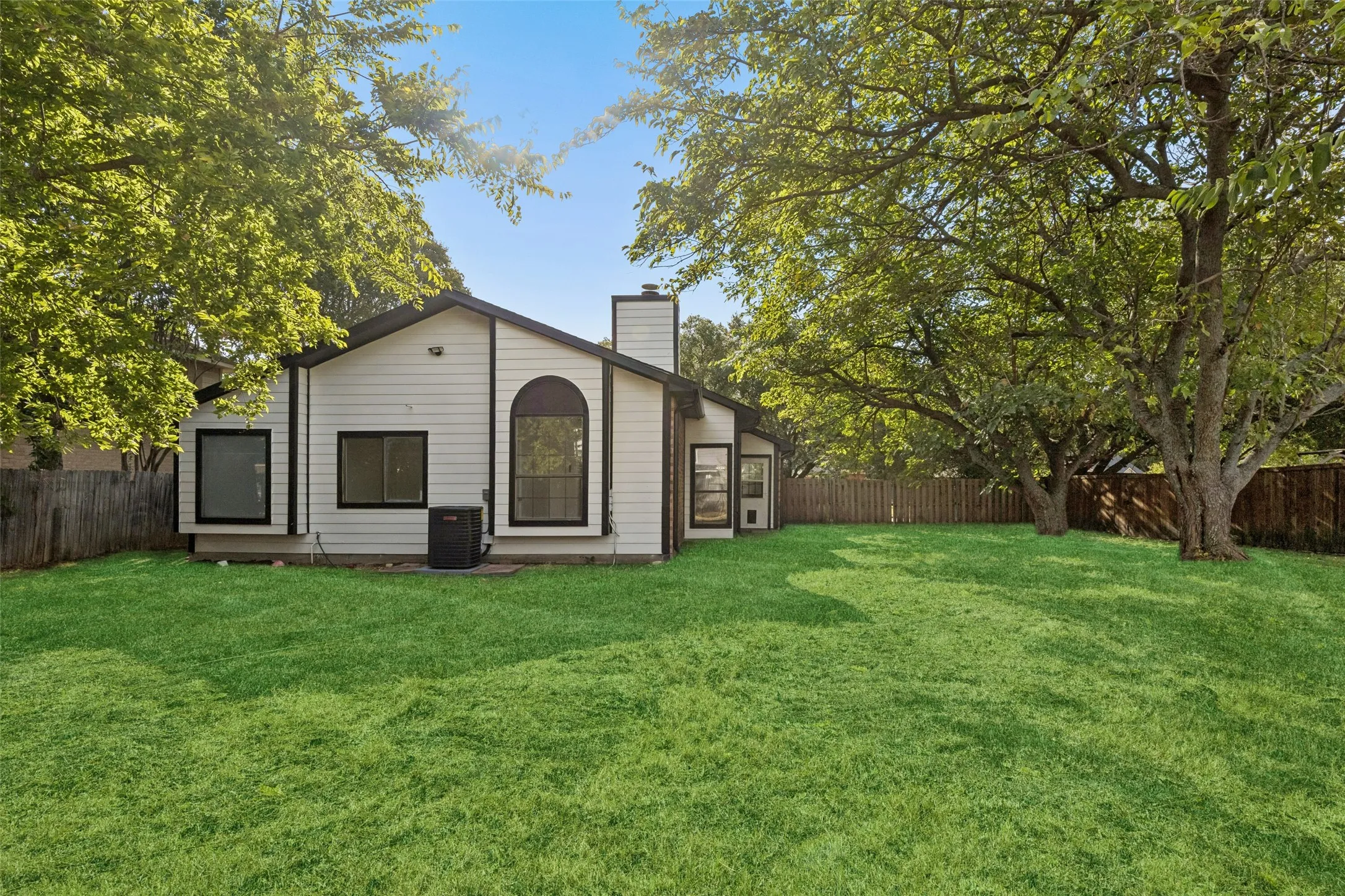 Single Family Residence For Sale in Dallas County , 7801 Bordeaux Lane, Rowlett, Texas 75089, 3 Bedroom, 2 Bathroom, 2 Garage spaces, 1,385 Sqft, built in 1986, mls#21394989, Real Estate Agent in Rowlett, Homes For Sale in Dallas county, Homes For Sale in Rowlett, Realtor in Rowlett Texas, Real Estate Brokerage Independent Realty Texas, Luminita Cordes Realtor