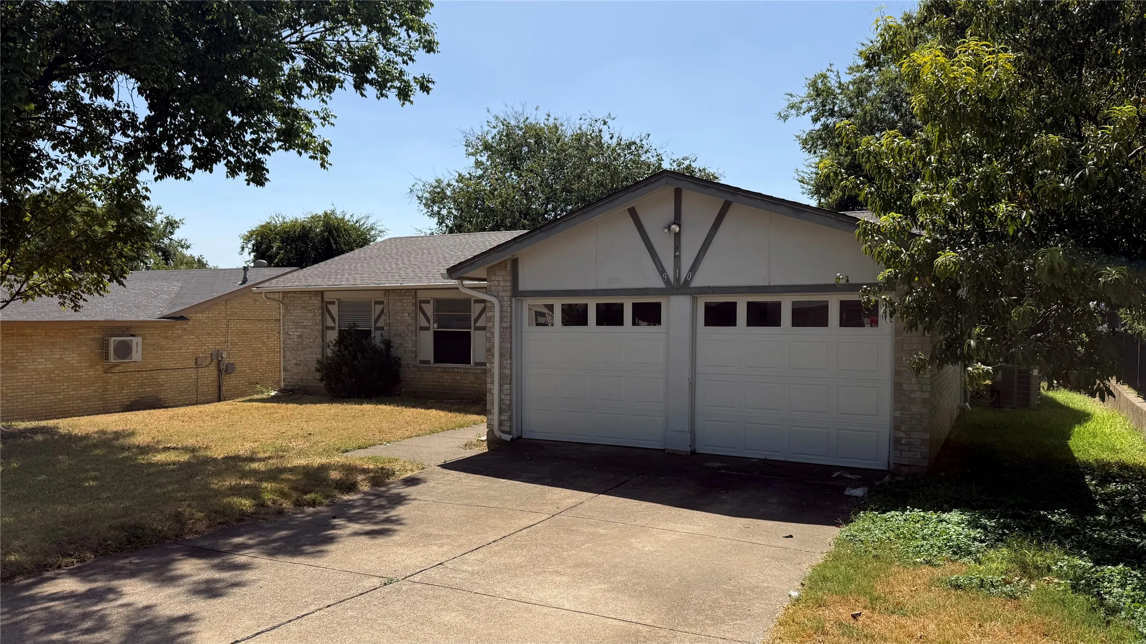 Single Family Residence For Rent in Tarrant County , 910 Shenandoah Drive, Arlington, Texas 76014, 3 Bedroom, 2 Bathroom, 2 Garage spaces, 1,182 Sqft, built in 1975, mls#21395005, Real Estate Agent in Arlington, Homes For Rent in Tarrant county, Homes For Rent in Arlington, Realtor in Arlington Texas, Real Estate Brokerage Independent Realty Texas, Luminita Cordes Realtor