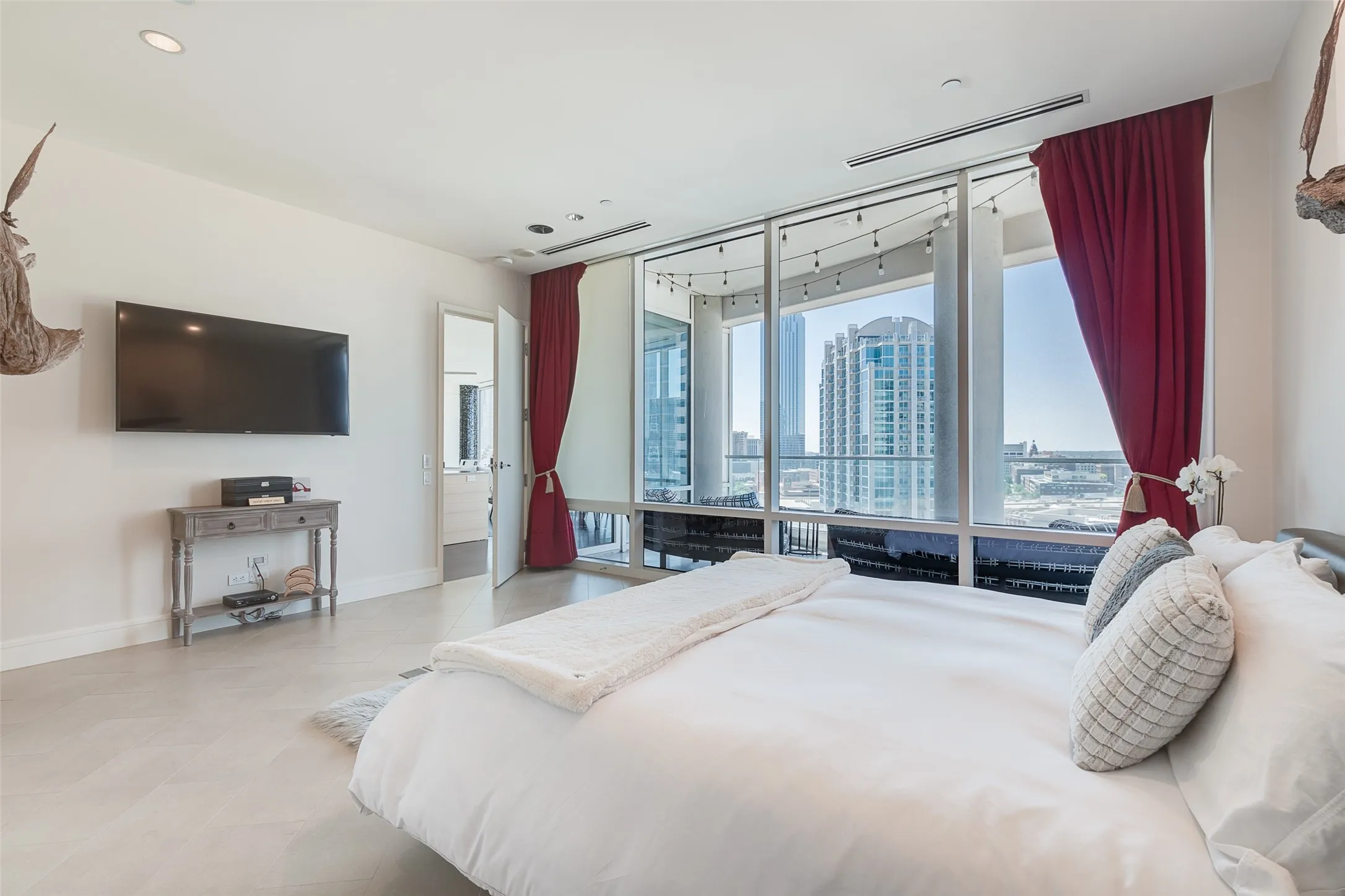 Condominium For Rent in Dallas County , 2408 Victory Park Lane 1233, Dallas, Texas 75219, 2 Bedroom, 3 Bathroom, 2 Garage spaces, 1,619 Sqft, built in 2005, mls#21395008, Real Estate Agent in Dallas, Homes For Rent in Dallas county, Homes For Rent in Dallas, Realtor in Dallas Texas, Real Estate Brokerage Independent Realty Texas, Luminita Cordes Realtor