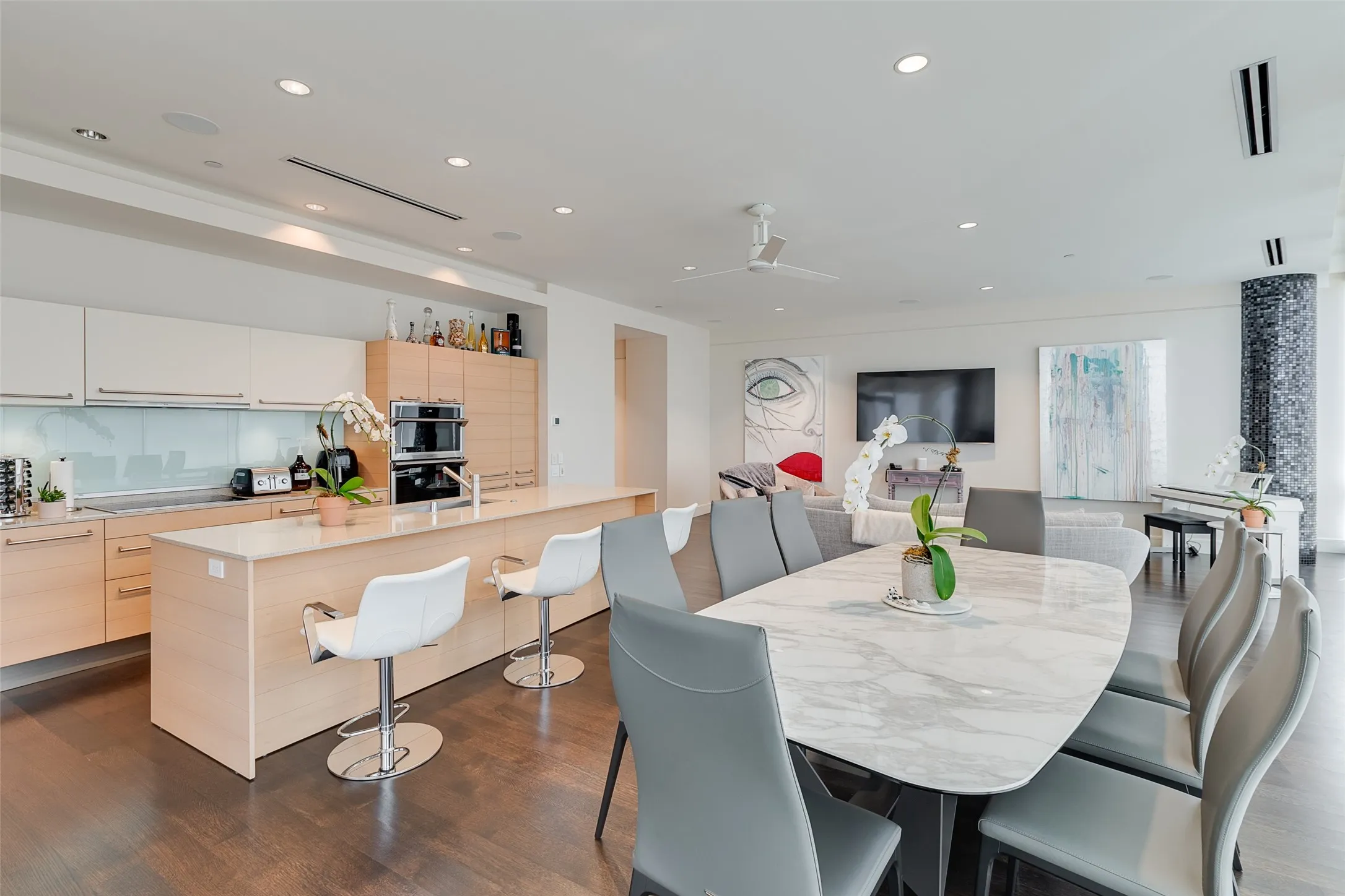 Condominium For Rent in Dallas County , 2408 Victory Park Lane 1233, Dallas, Texas 75219, 2 Bedroom, 3 Bathroom, 2 Garage spaces, 1,619 Sqft, built in 2005, mls#21395008, Real Estate Agent in Dallas, Homes For Rent in Dallas county, Homes For Rent in Dallas, Realtor in Dallas Texas, Real Estate Brokerage Independent Realty Texas, Luminita Cordes Realtor