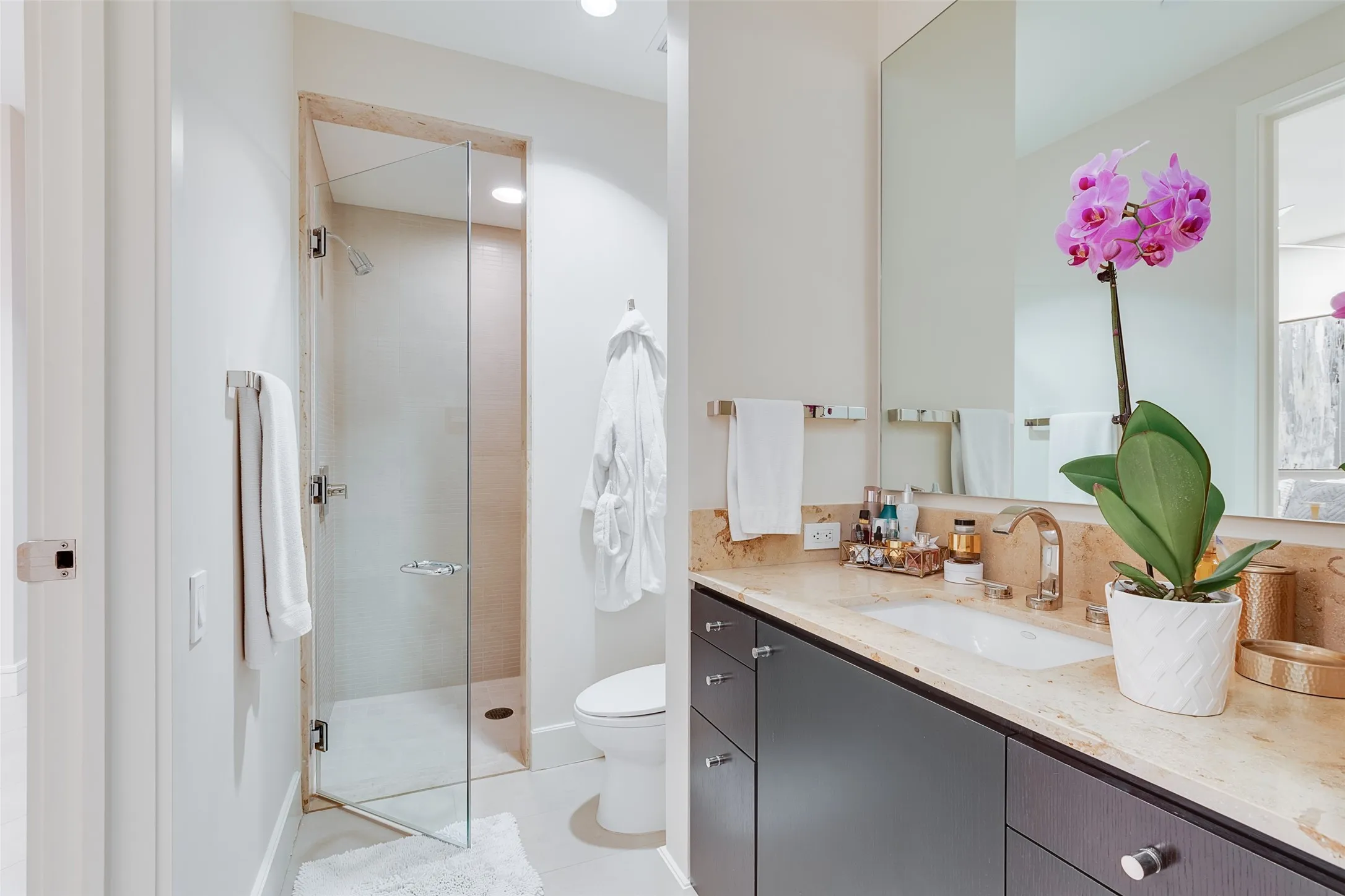 Condominium For Rent in Dallas County , 2408 Victory Park Lane 1233, Dallas, Texas 75219, 2 Bedroom, 3 Bathroom, 2 Garage spaces, 1,619 Sqft, built in 2005, mls#21395008, Real Estate Agent in Dallas, Homes For Rent in Dallas county, Homes For Rent in Dallas, Realtor in Dallas Texas, Real Estate Brokerage Independent Realty Texas, Luminita Cordes Realtor