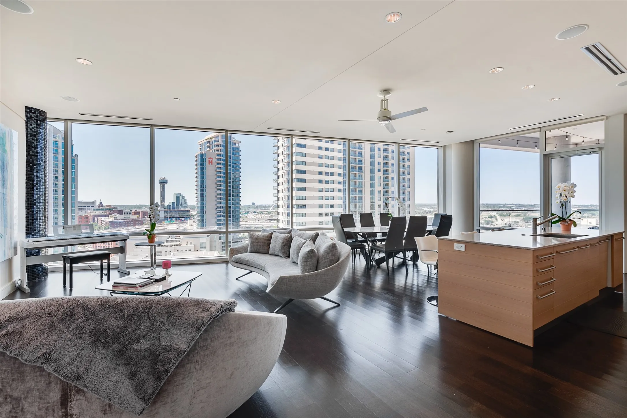 Condominium For Rent in Dallas County , 2408 Victory Park Lane 1233, Dallas, Texas 75219, 2 Bedroom, 3 Bathroom, 2 Garage spaces, 1,619 Sqft, built in 2005, mls#21395008, Real Estate Agent in Dallas, Homes For Rent in Dallas county, Homes For Rent in Dallas, Realtor in Dallas Texas, Real Estate Brokerage Independent Realty Texas, Luminita Cordes Realtor