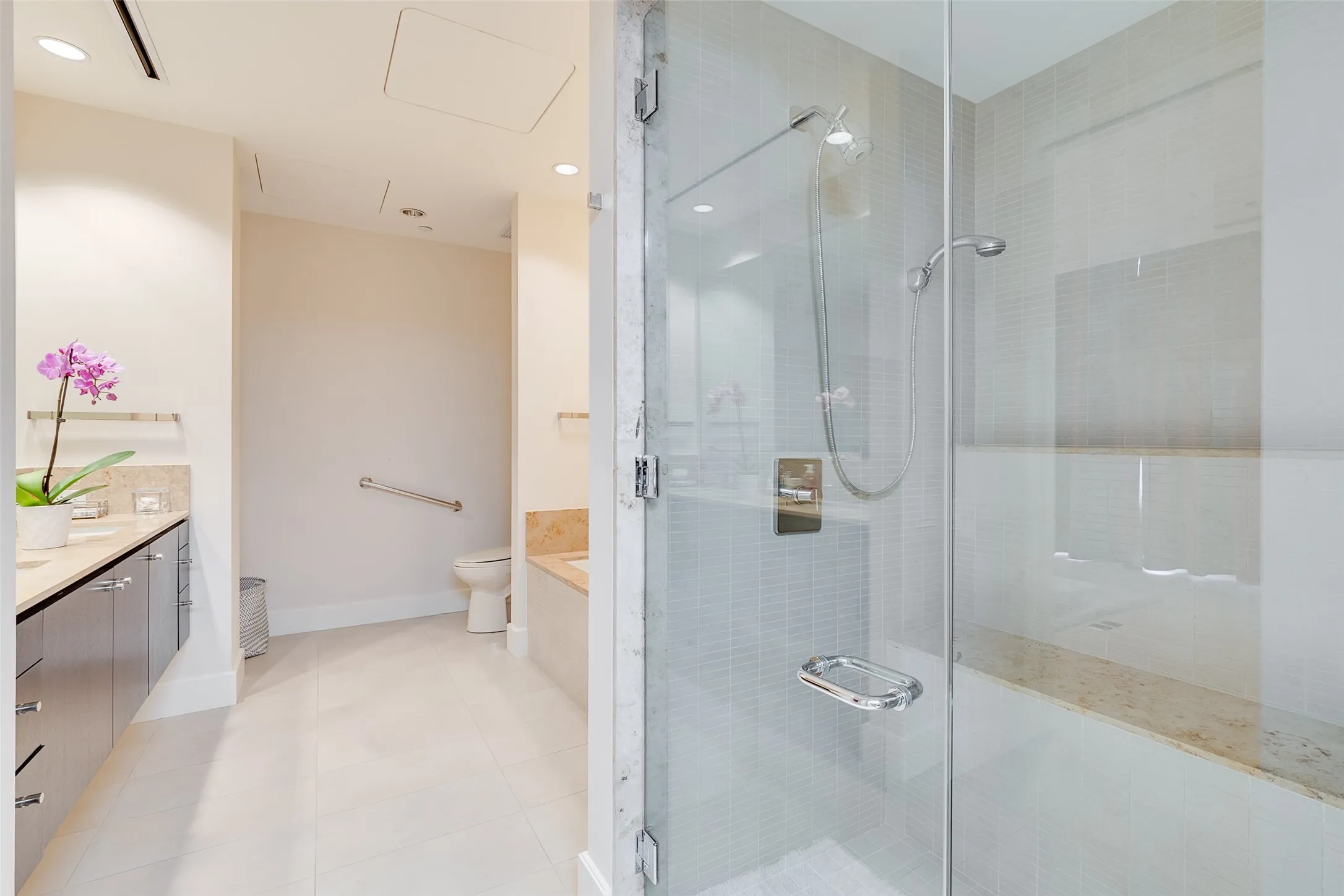 Condominium For Rent in Dallas County , 2408 Victory Park Lane 1233, Dallas, Texas 75219, 2 Bedroom, 3 Bathroom, 2 Garage spaces, 1,619 Sqft, built in 2005, mls#21395008, Real Estate Agent in Dallas, Homes For Rent in Dallas county, Homes For Rent in Dallas, Realtor in Dallas Texas, Real Estate Brokerage Independent Realty Texas, Luminita Cordes Realtor