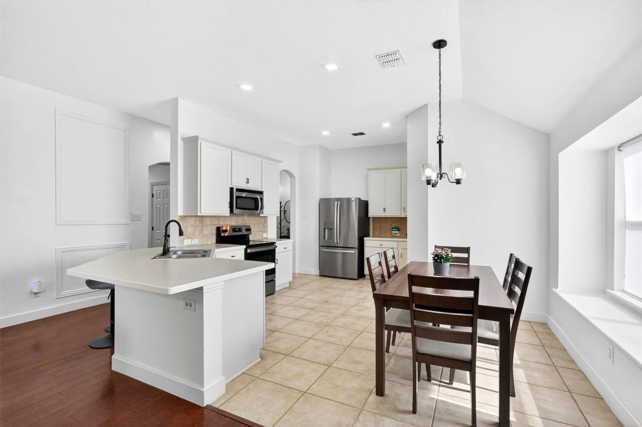 Single Family Residence For Sale in Dallas County , 1347 Lake Forest Drive, Grand Prairie, Texas 75052, 3 Bedroom, 2 Bathroom, 2 Garage spaces, 1,863 Sqft, built in 2006, mls#21394878, Real Estate Agent in Grand Prairie, Homes For Sale in Dallas county, Homes For Sale in Grand Prairie, Realtor in Grand Prairie Texas, Real Estate Brokerage Independent Realty Texas, Luminita Cordes Realtor